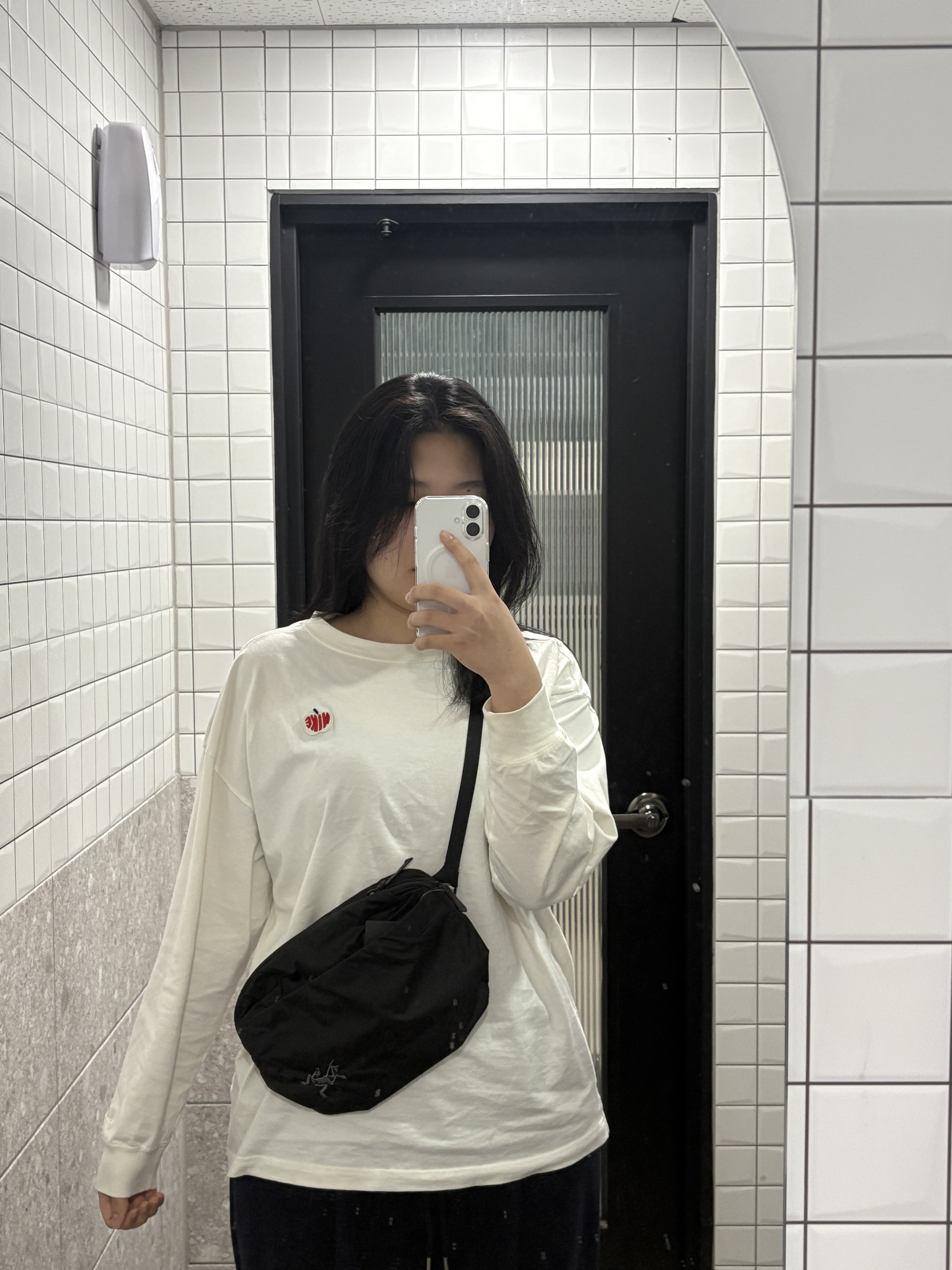 Arc'teryx Heliad 6 Crossbody Bag Black 착용 스타일