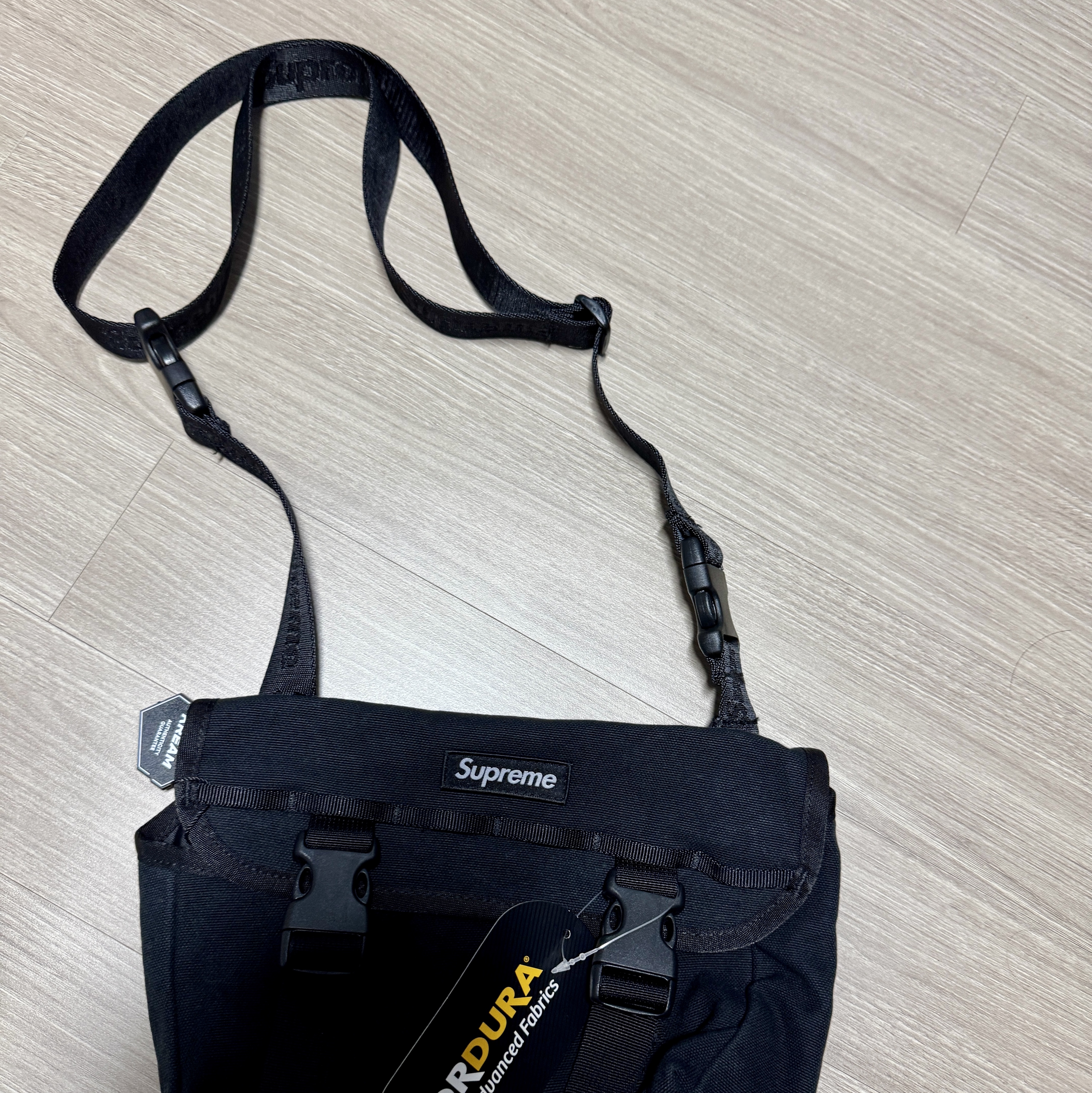 Supreme Mini Messenger Bag Black - 25SS 착용 스타일 - 2