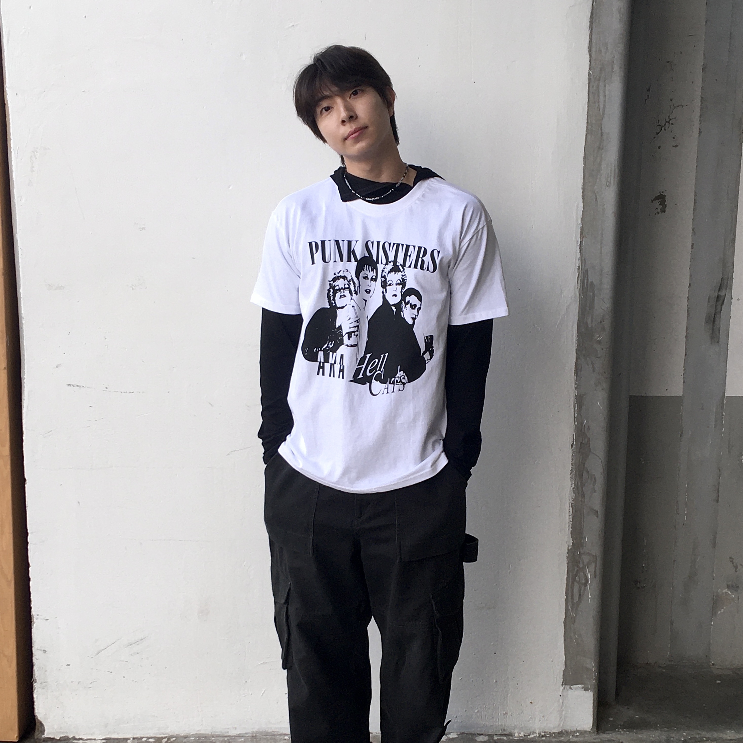 DEFYCLUBROBBERS Punk Sisters T-shirt White 착용 스타일