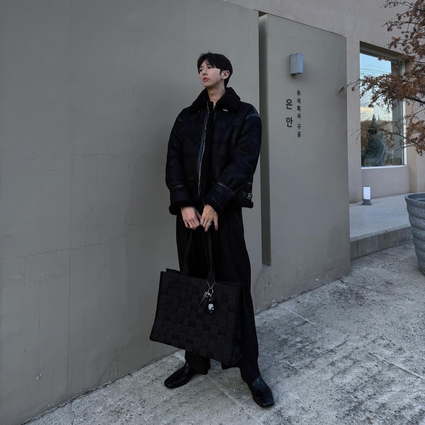Supreme Woven Tote Black - 24SS 착용 스타일