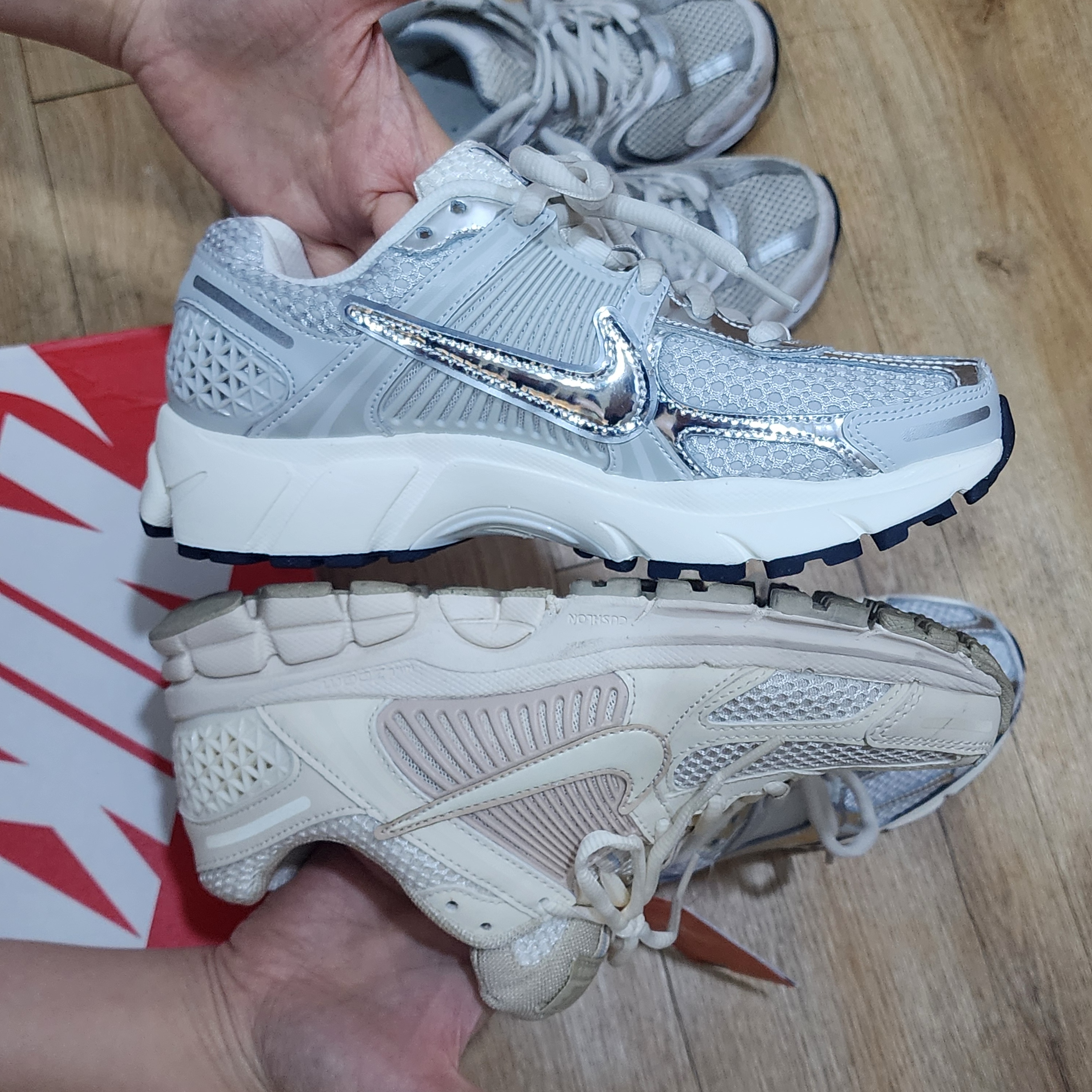 (W) Nike Zoom Vomero 5 Photon Dust and Metallic Silver 착용 스타일 - 1