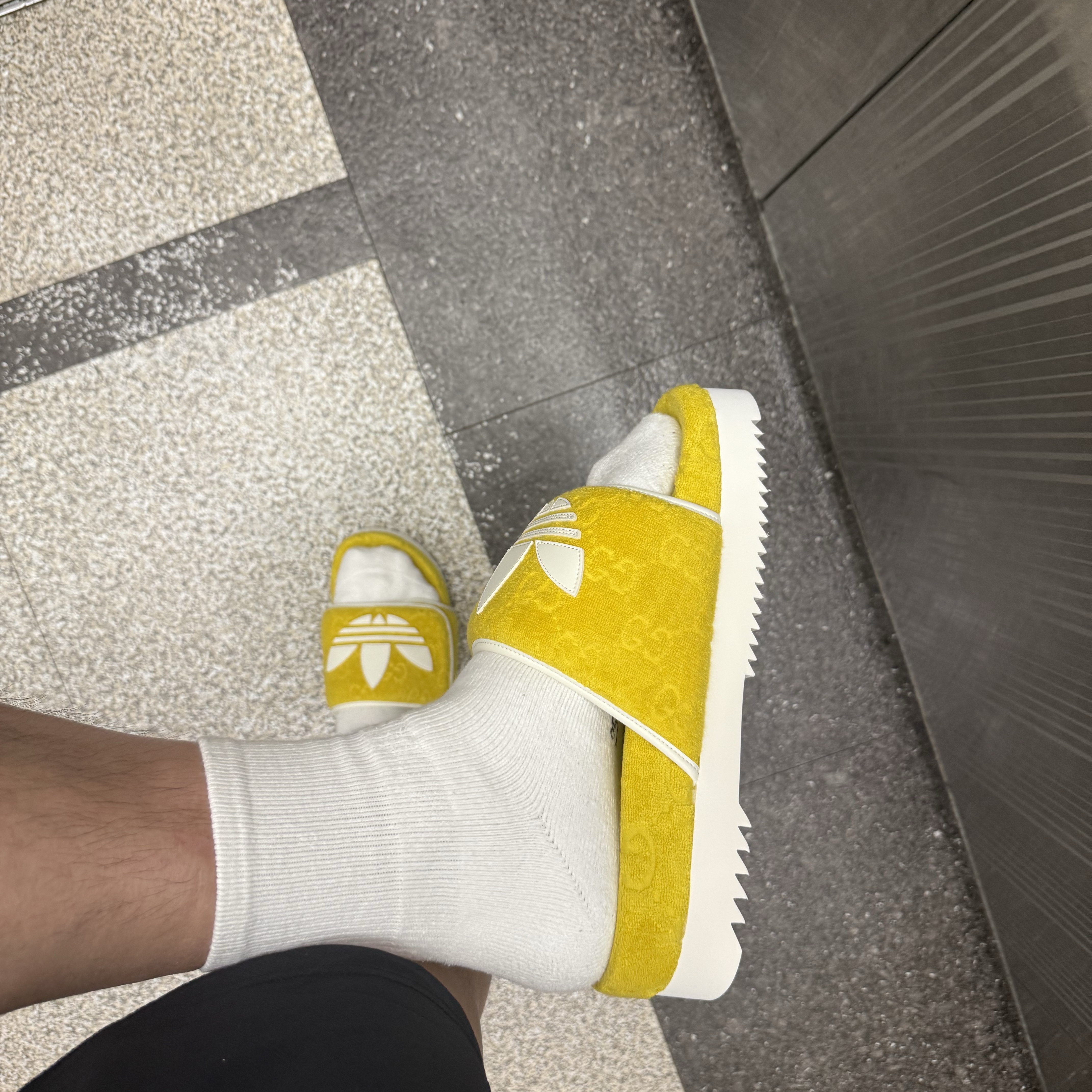 Gucci x Adidas GG Platform Sandal Yellow White 착용 스타일 - 2