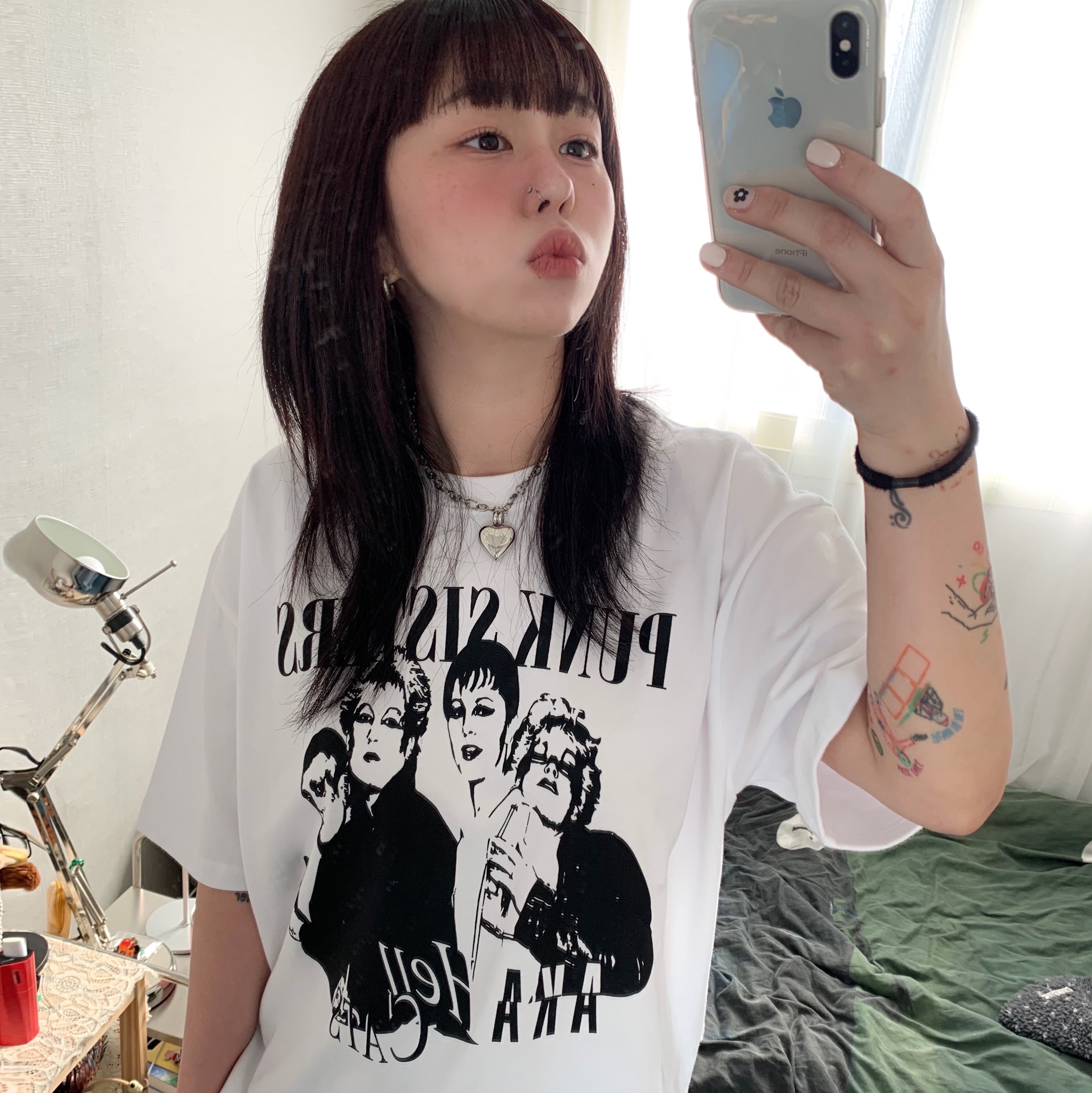 DEFYCLUBROBBERS Punk Sisters T-shirt White 착용 스타일 - 1