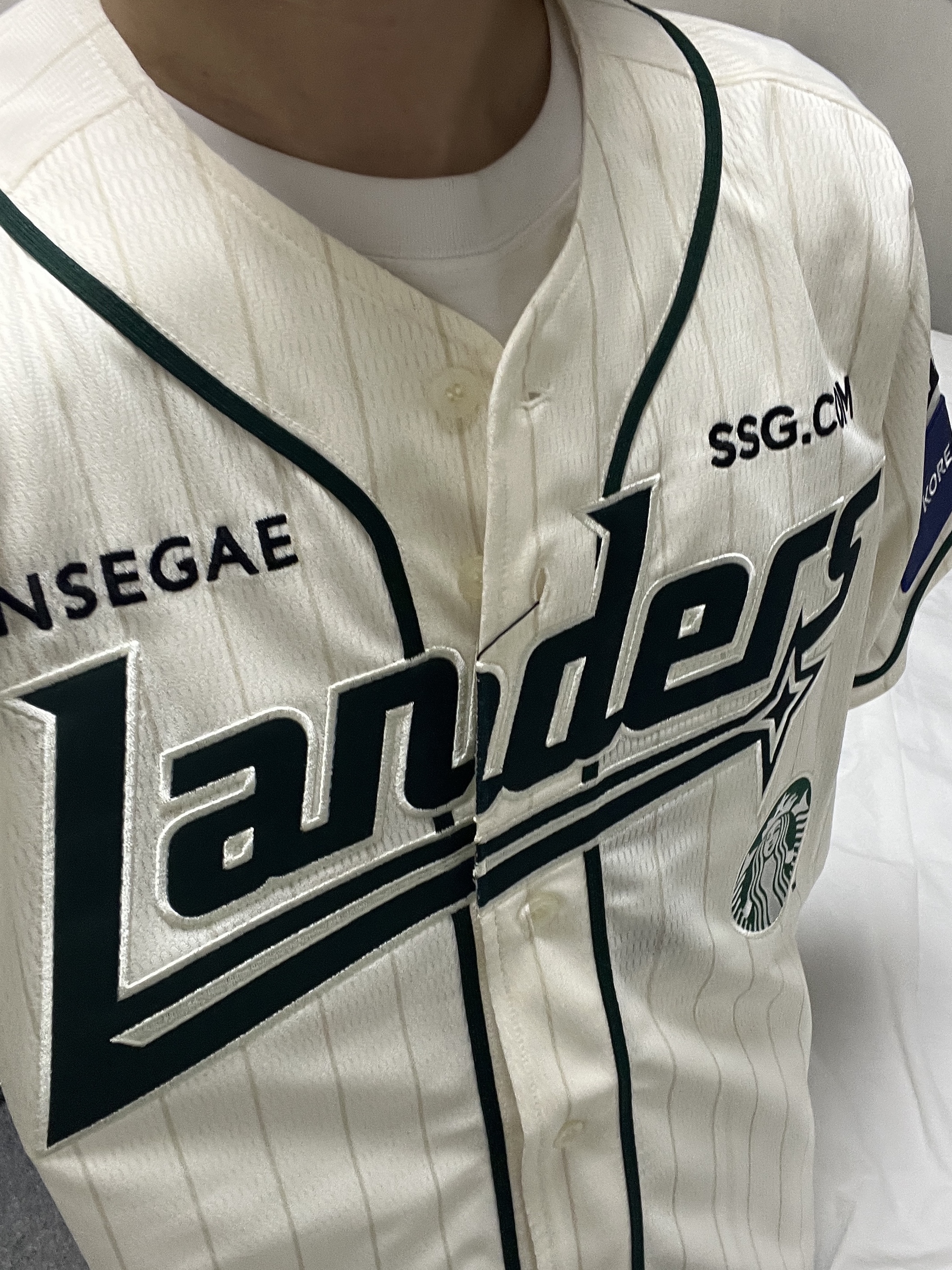 SSG Landers x Starbucks 25 Starbucks Day Uniform Ivory (Non Marking Ver.) 착용 스타일 - 2