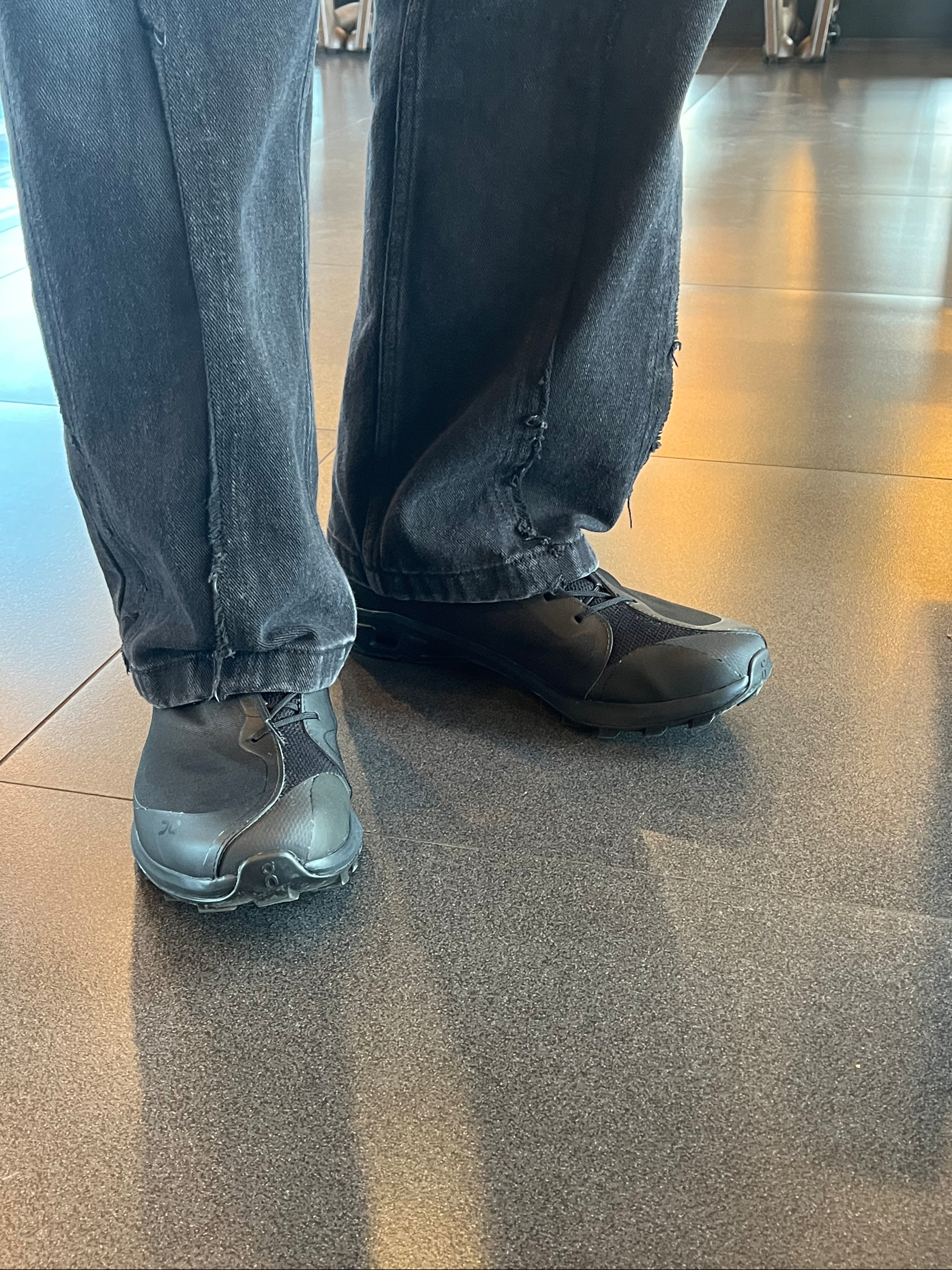 On Running x Post Archive Faction (Paf) Cloudventure Peak All Black, Andersson Bell Timothy Panel Wide Jeans Blue Black 착용 스타일 - 2