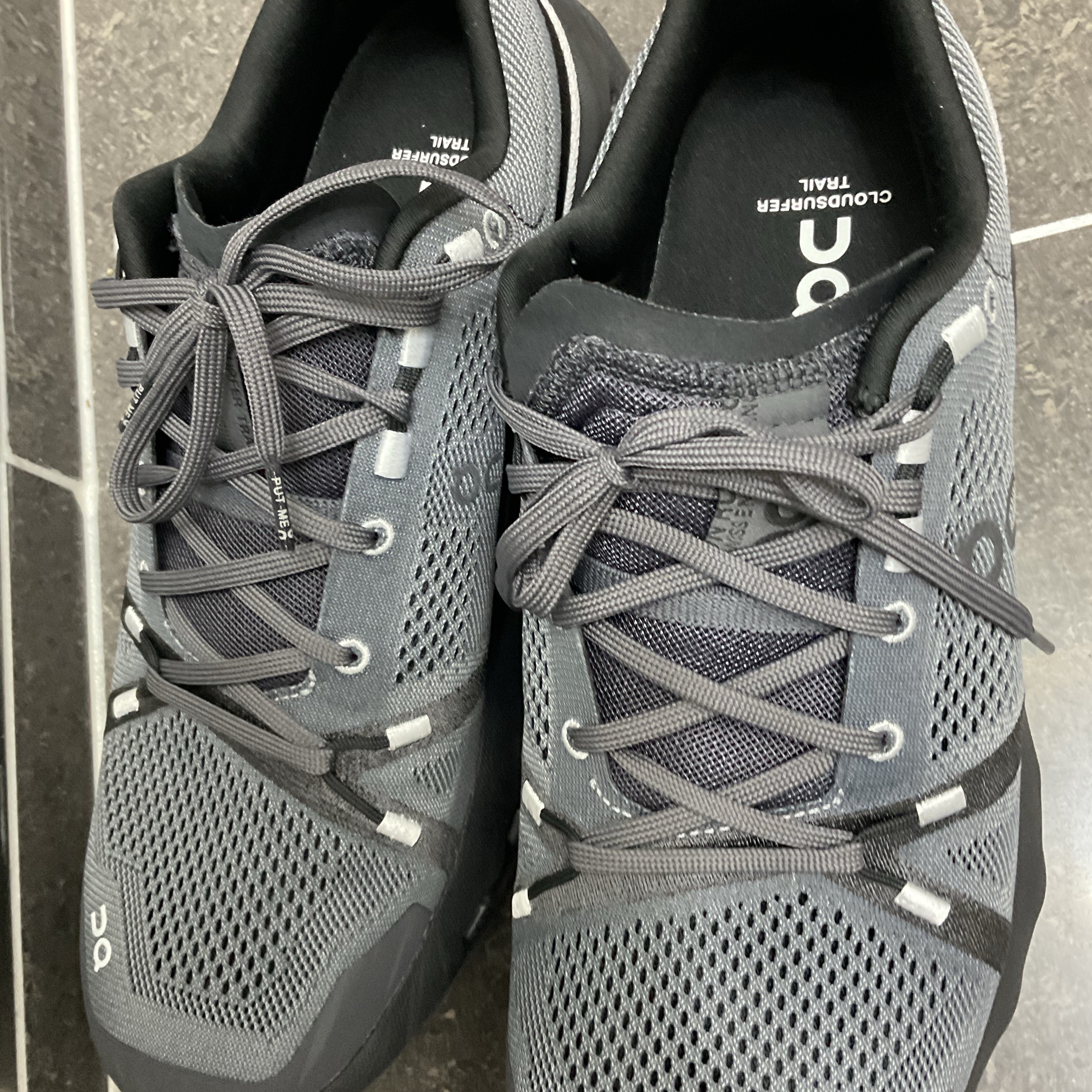 On Running Cloudsurfer Trail Eclipse Black 착용 스타일 - 2