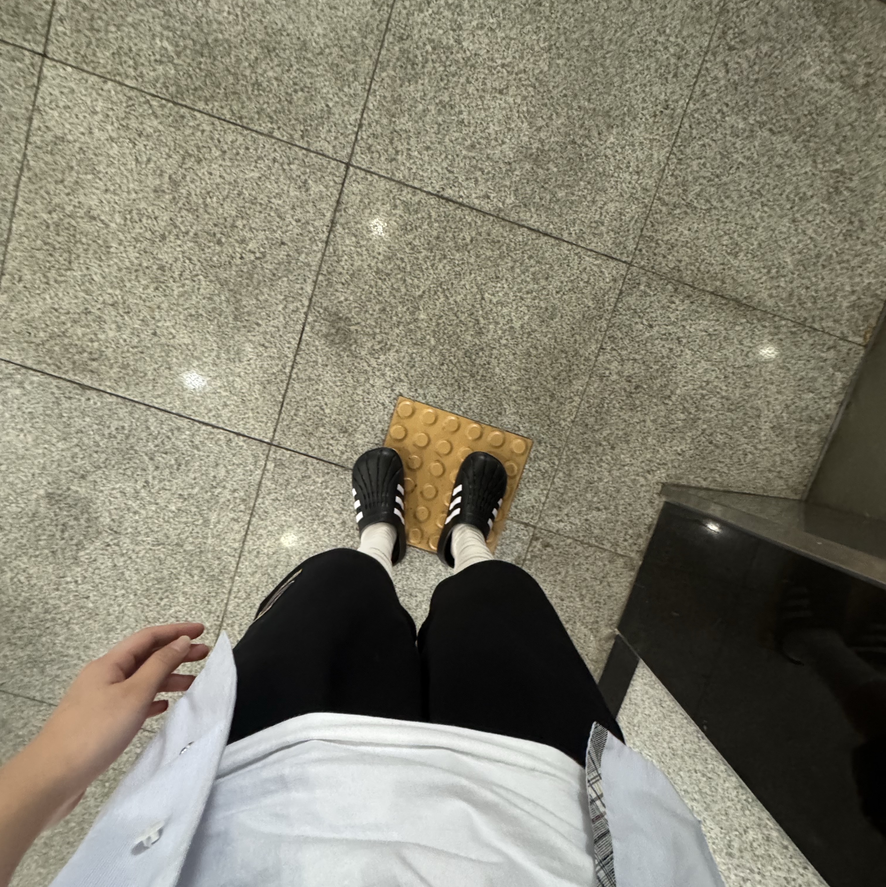 Adidas Adilette Clog Black White 착용 스타일