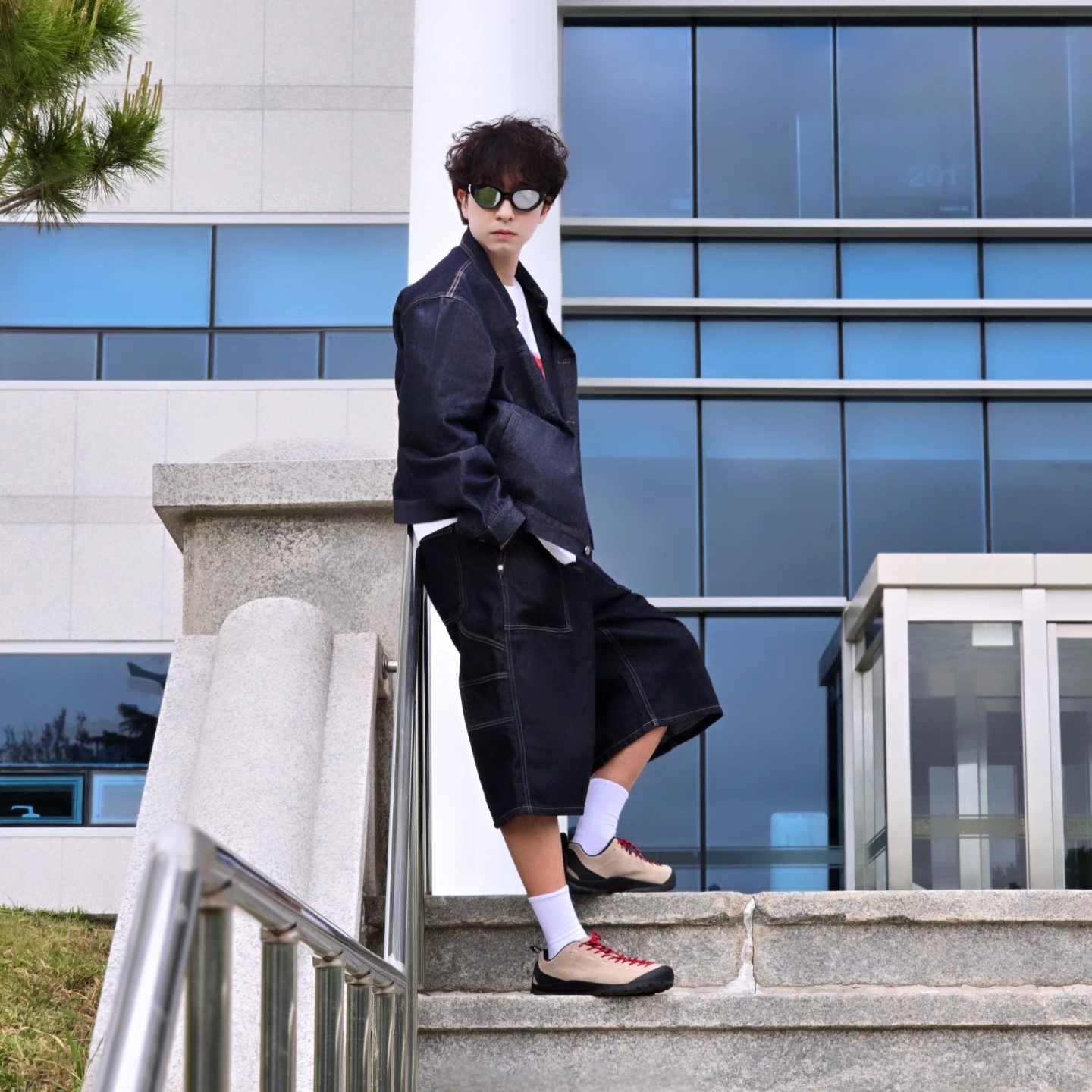 Keen Jasper Suede Sneakers Silver Mink 착용 스타일 - 6