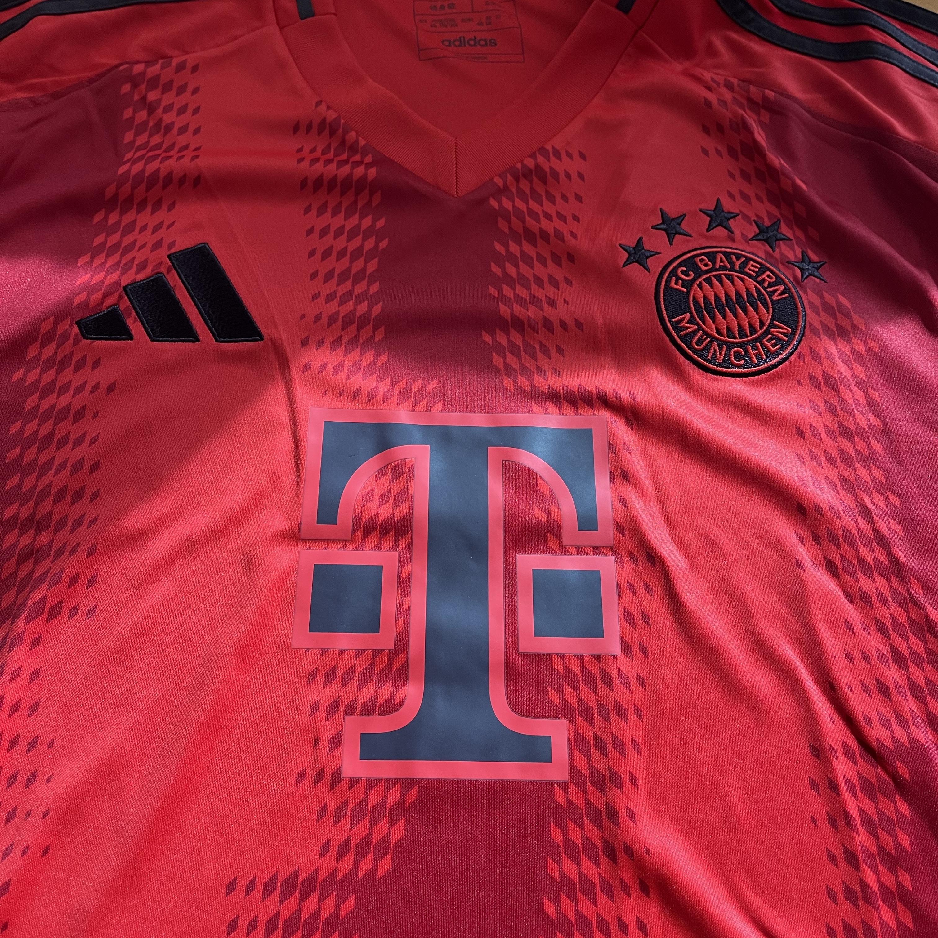 Over The Pitch 20242025 Bayern Munich Home Shirt 착용 스타일 - 2