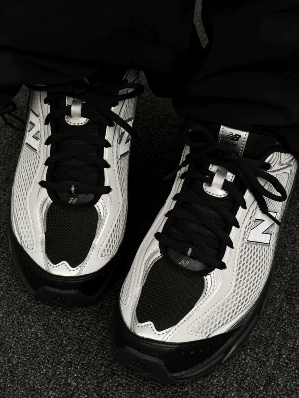 New Balance 509 Black Gray 착용 스타일