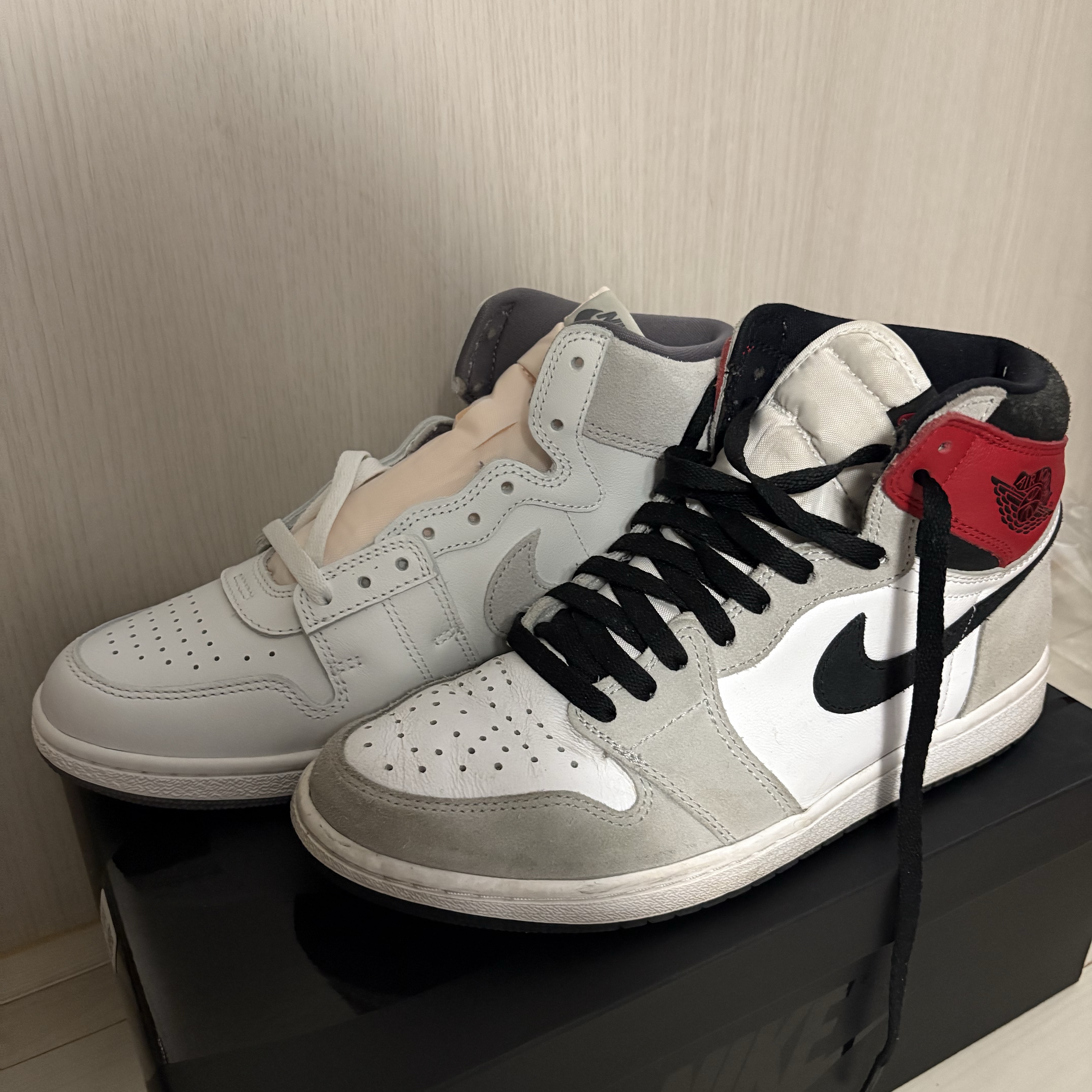 Jordan Air Ship PE SP Summit White Gunsmoke, Jordan 1 Retro High OG Light Smoke Grey 착용 스타일 - 3