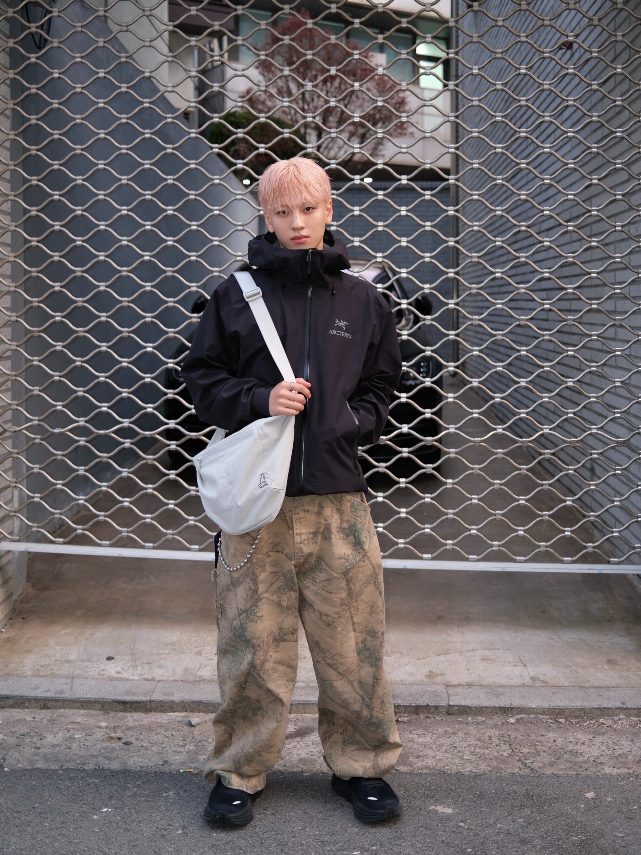 Hoka Bondi 8 Black - Wide, Arc'teryx Beta LT Jacket Black 착용 스타일