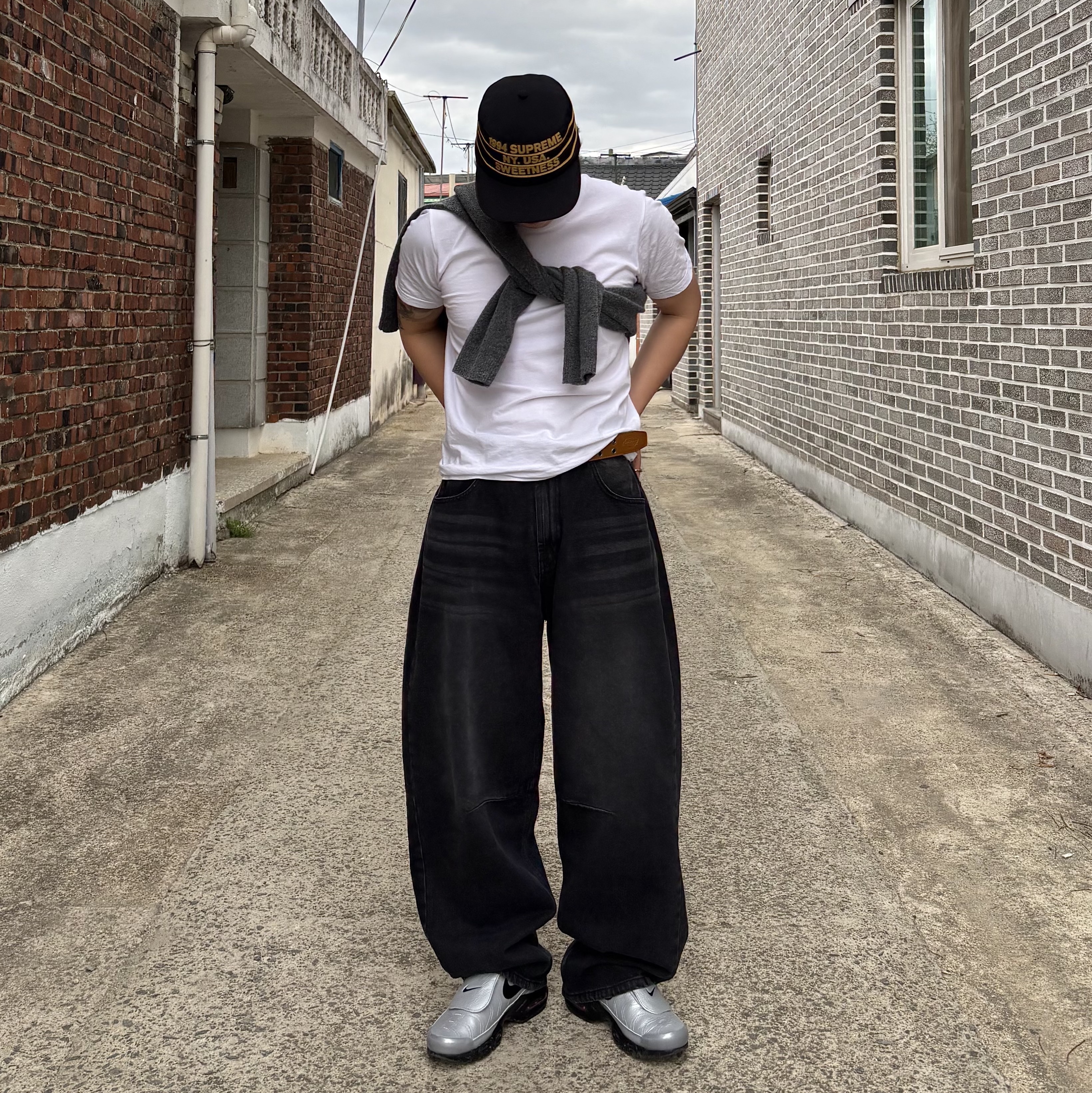 Supreme Pro Bowl Pillbox Hat Black - 24SS, Nike Air Max Plus TNPO Wolf Grey and Black 착용 스타일 - 3