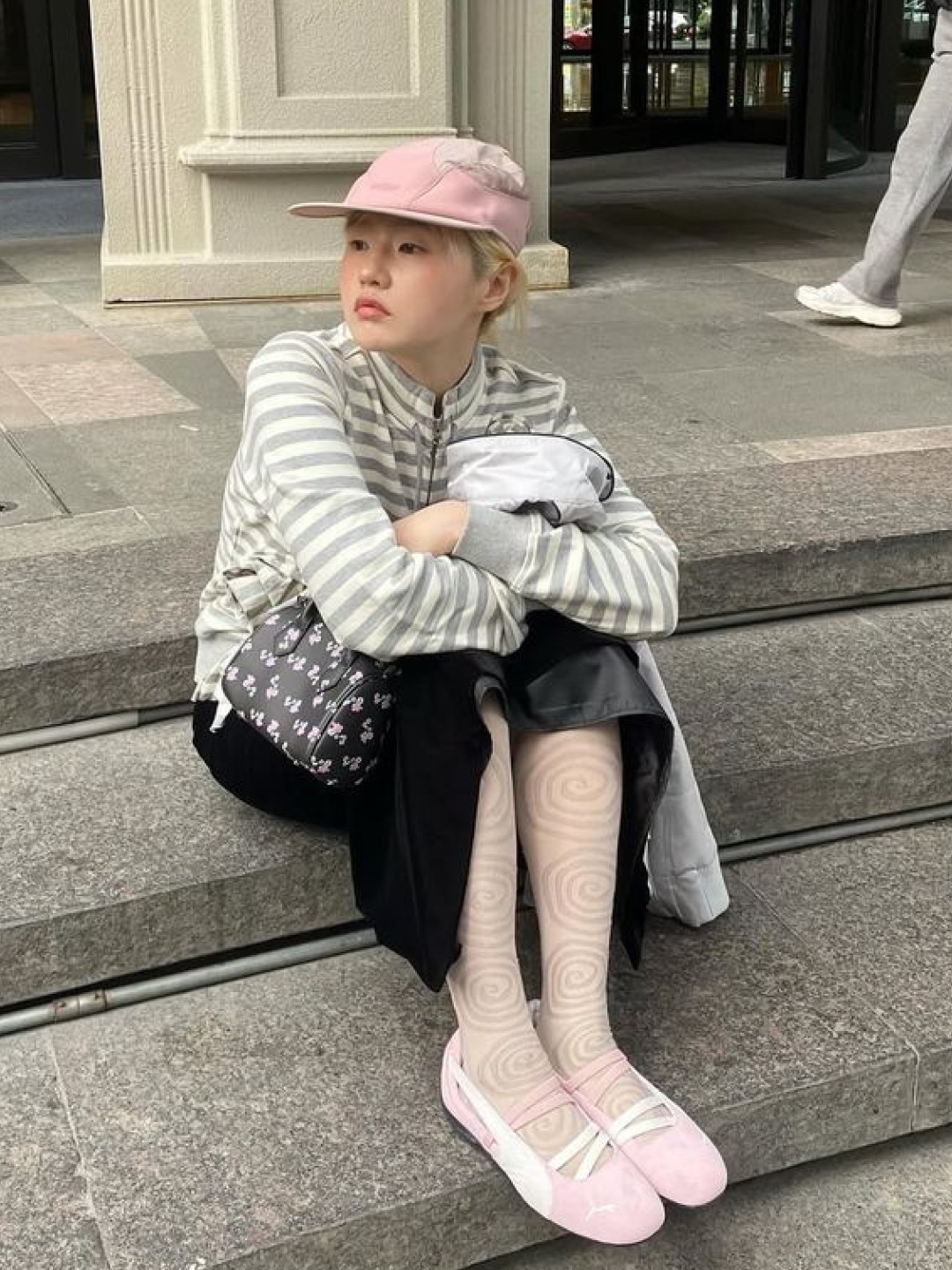 (W) Puma Speedcat Ballet Suede Whisp of Pink Puma White, OJOS Knee Socks Graphic Stocking Grey 착용 스타일 - 3