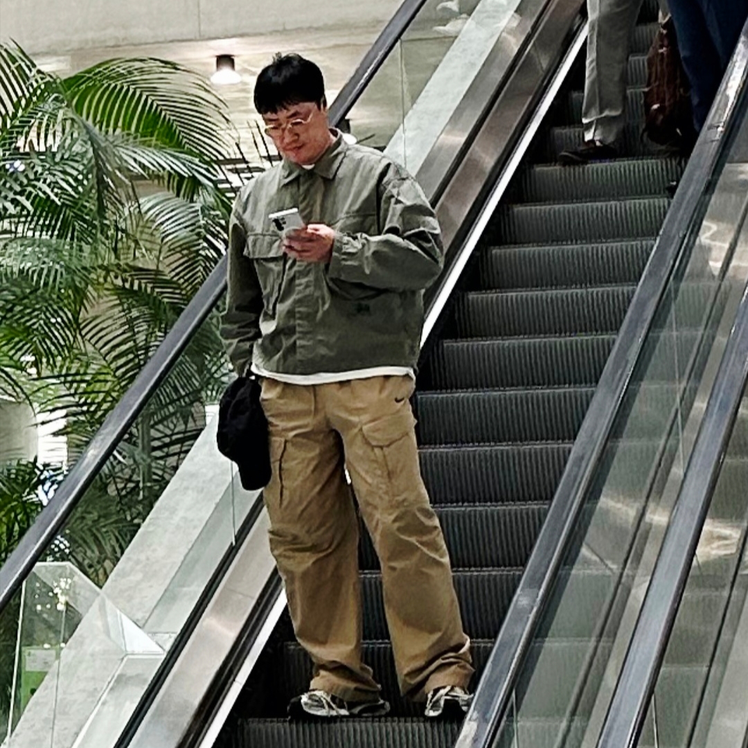 Stussy Military Overshirt Olive, Nike x Drake Nocta Opal Tito Neeks Cargo Pants Khaki (FZ0910-247) 착용 스타일