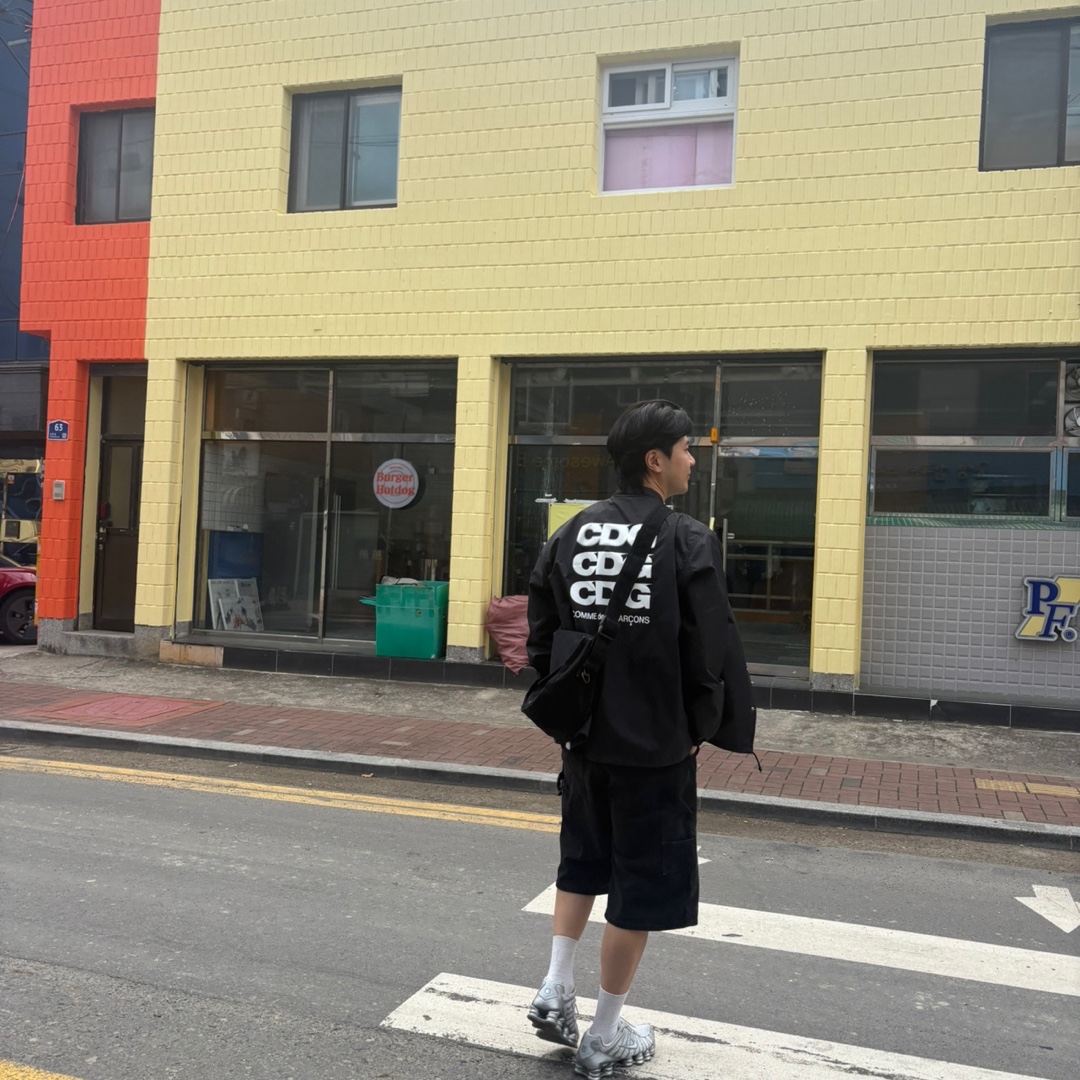 CDG Logo Coach Jacket Black, Suade Carpenter Denim Shorts Black 착용 스타일 - 1