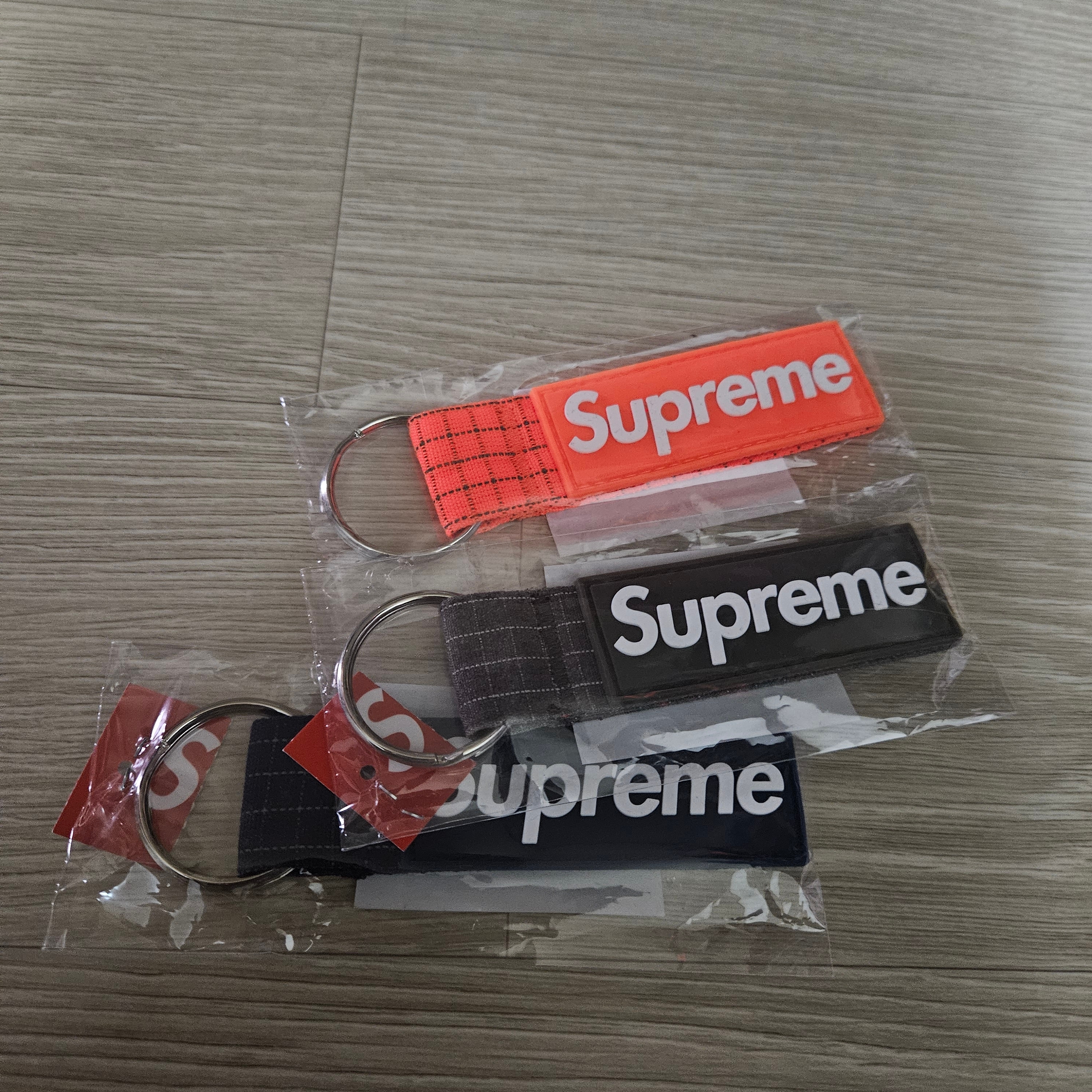 Supreme Ripstop Keychain Woodland Camo - 24SS, Supreme Ripstop Keychain Orange - 24SS 착용 스타일