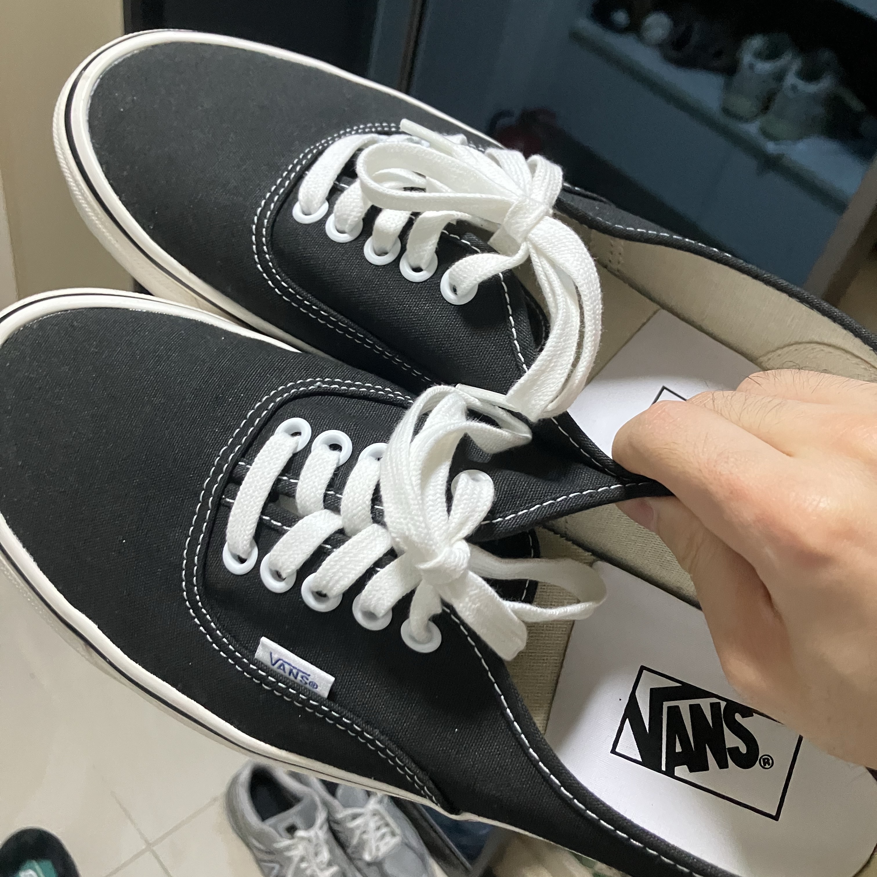 Vans Authentic 44 DX Anaheim Factory Black, moif x inapsquare Work Work Work H/S Tee Off White 착용 스타일 - 1