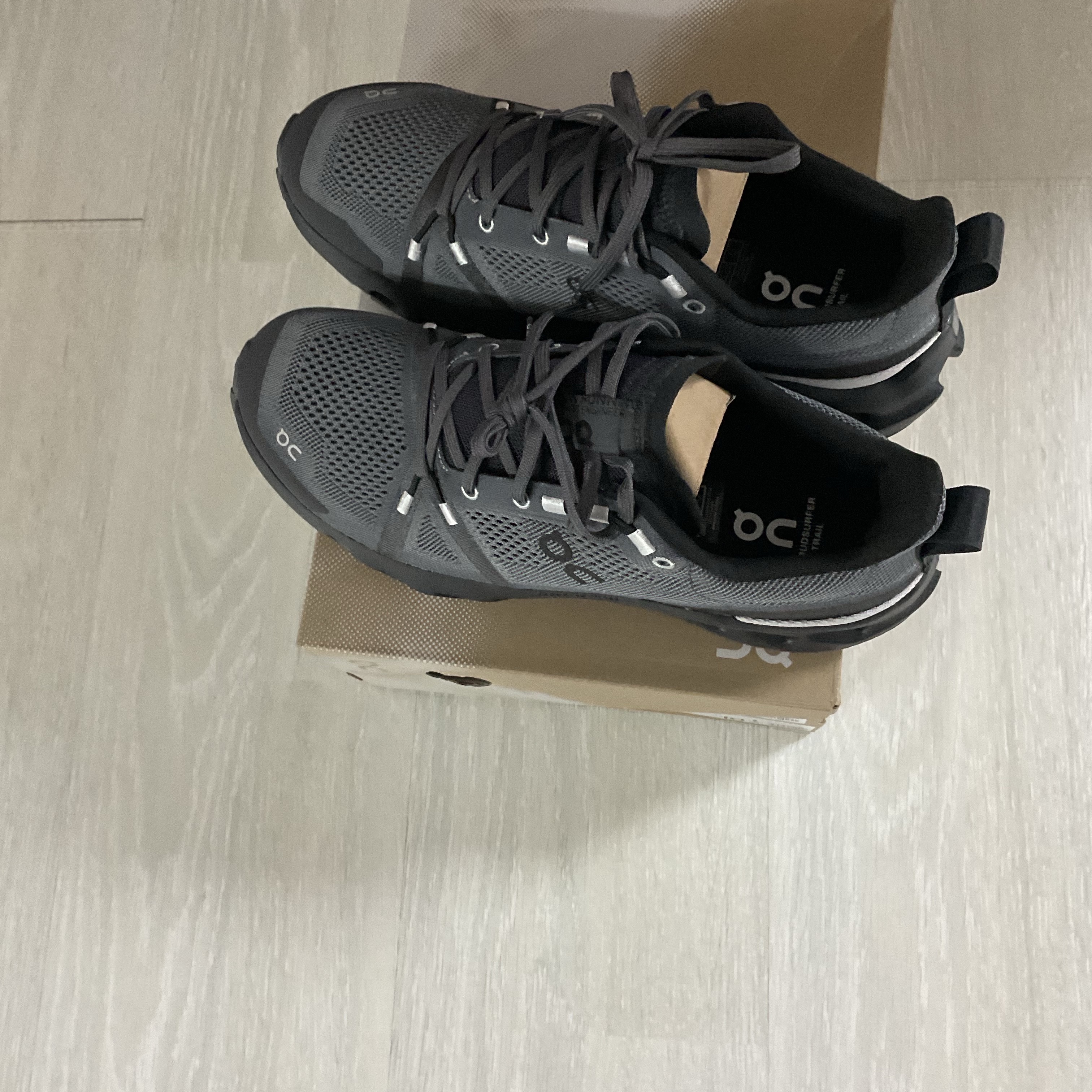 On Running Cloudsurfer Trail Eclipse Black 착용 스타일 - 1