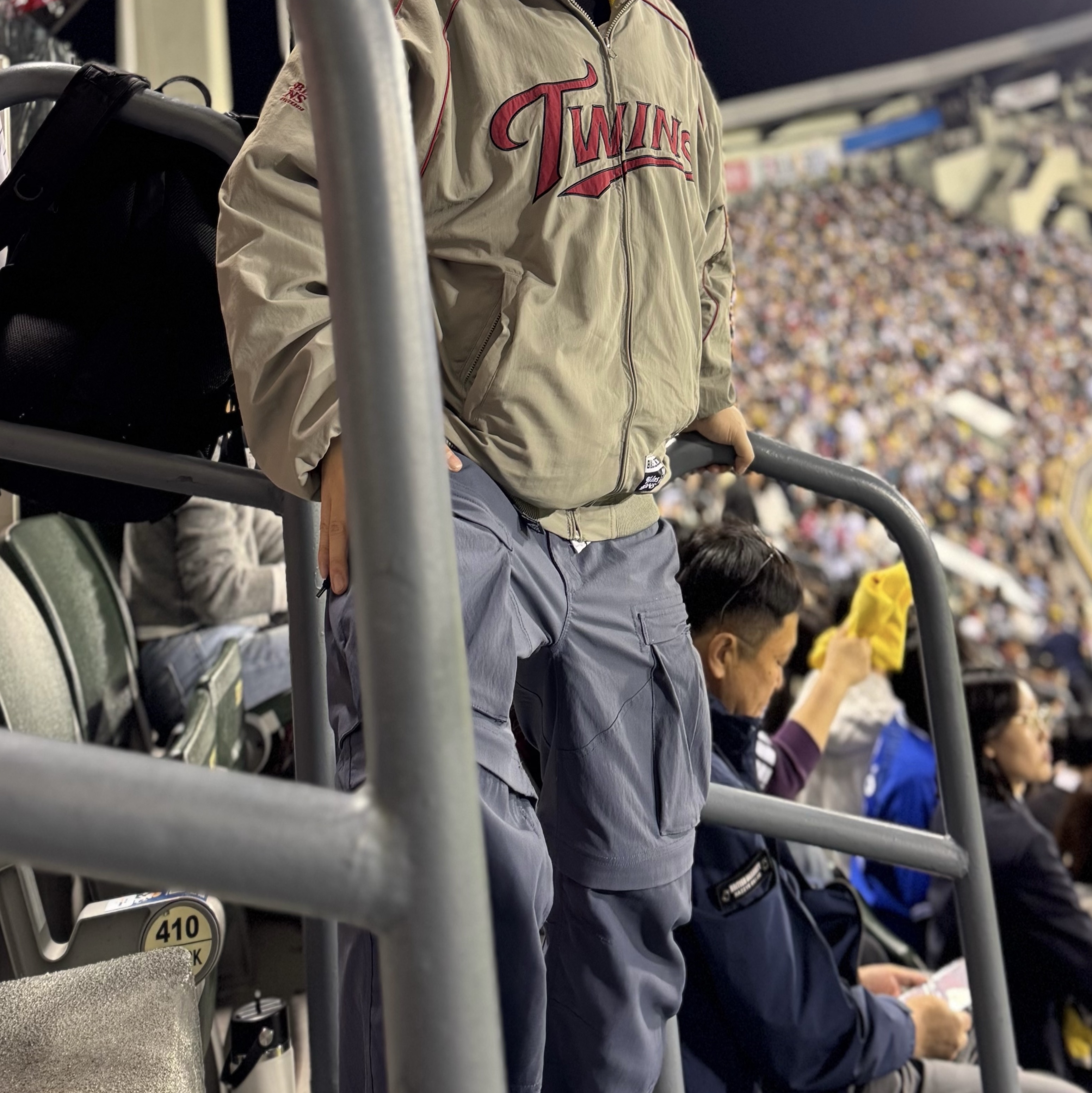BDNS x LG TWINS Dugout Jacket Grey, BDNS x LG TWINS Dugout Jacket Black 착용 스타일 - 1