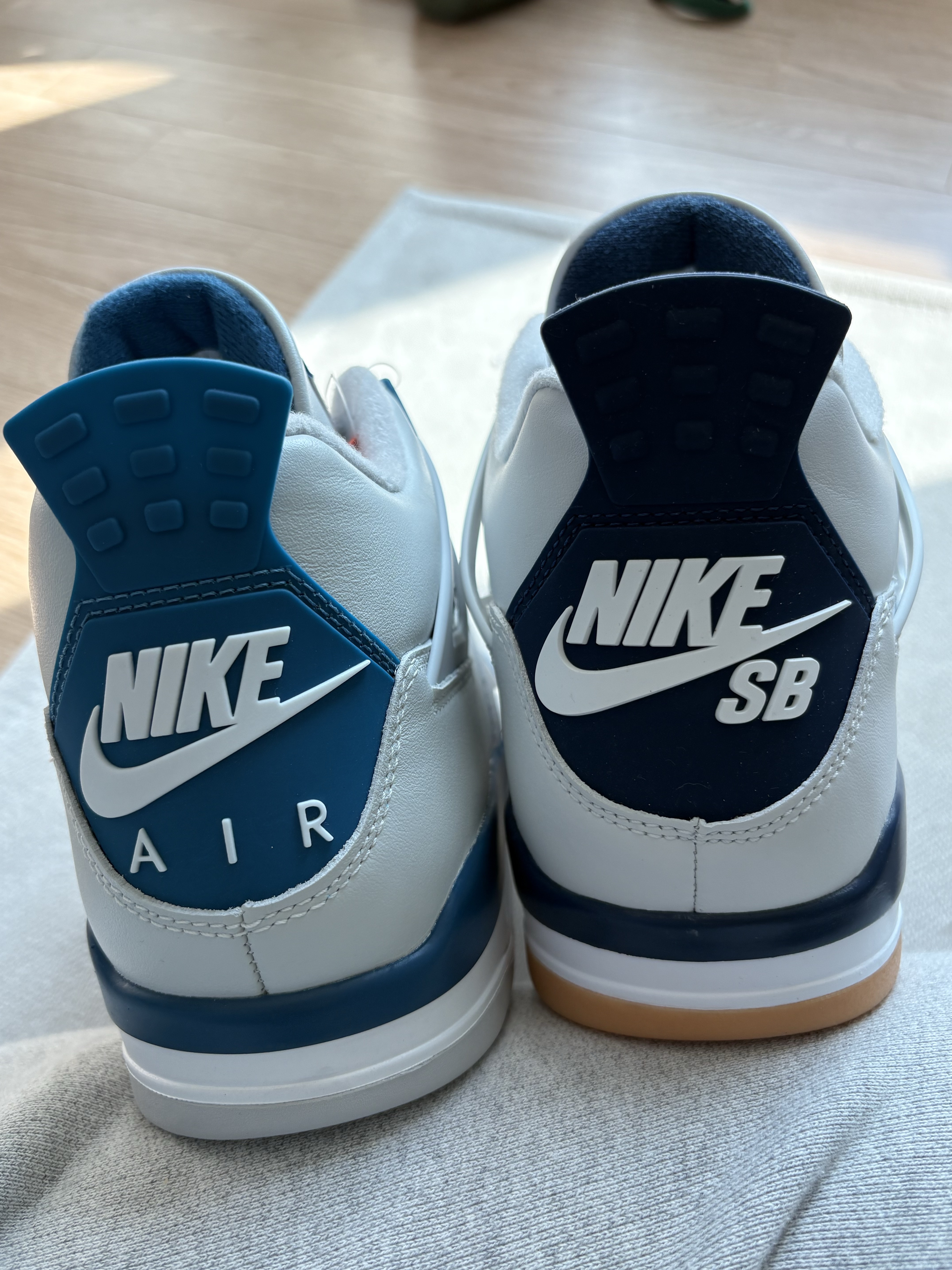 Jordan 4 Retro Industrial Blue, Jordan 4 x Nike SB Retro SP Navy 착용 스타일 - 1