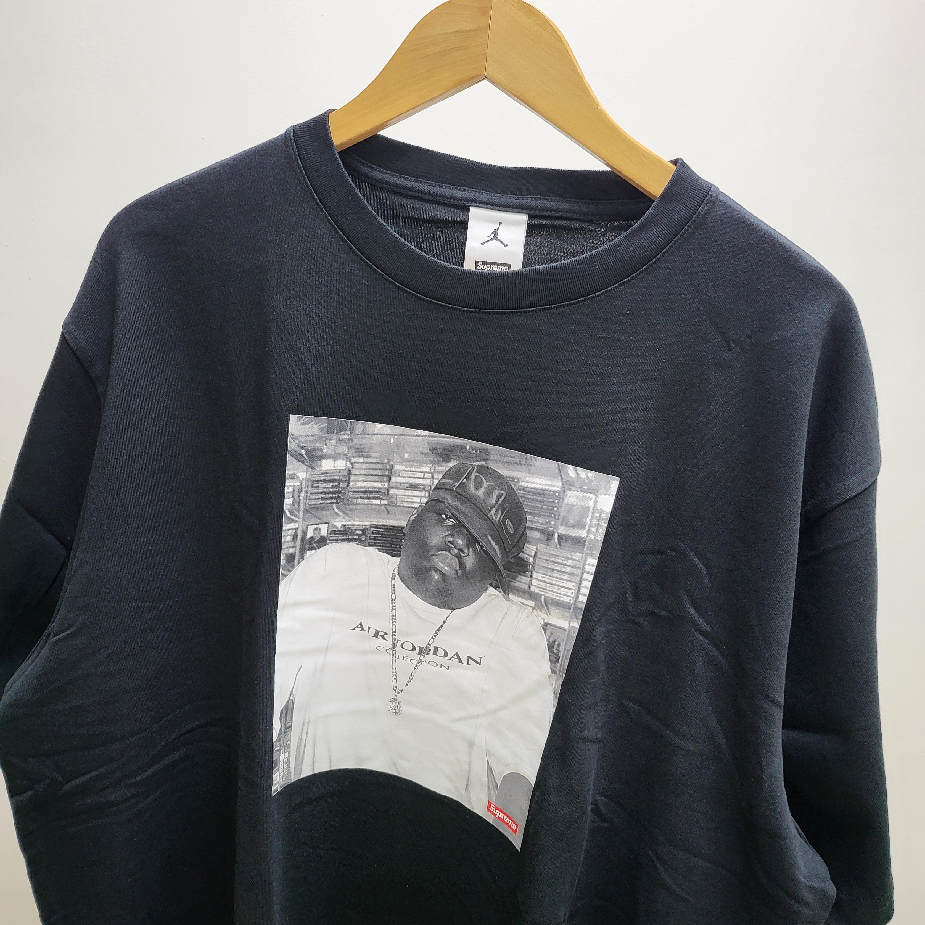 Supreme x Jordan Biggie S/S Top Black - 24FW 착용 스타일 - 1