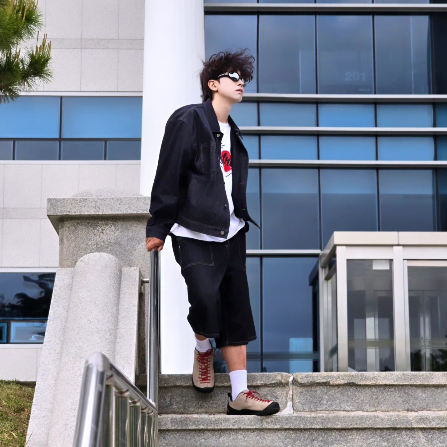 Keen Jasper Suede Sneakers Silver Mink 착용 스타일 - 3