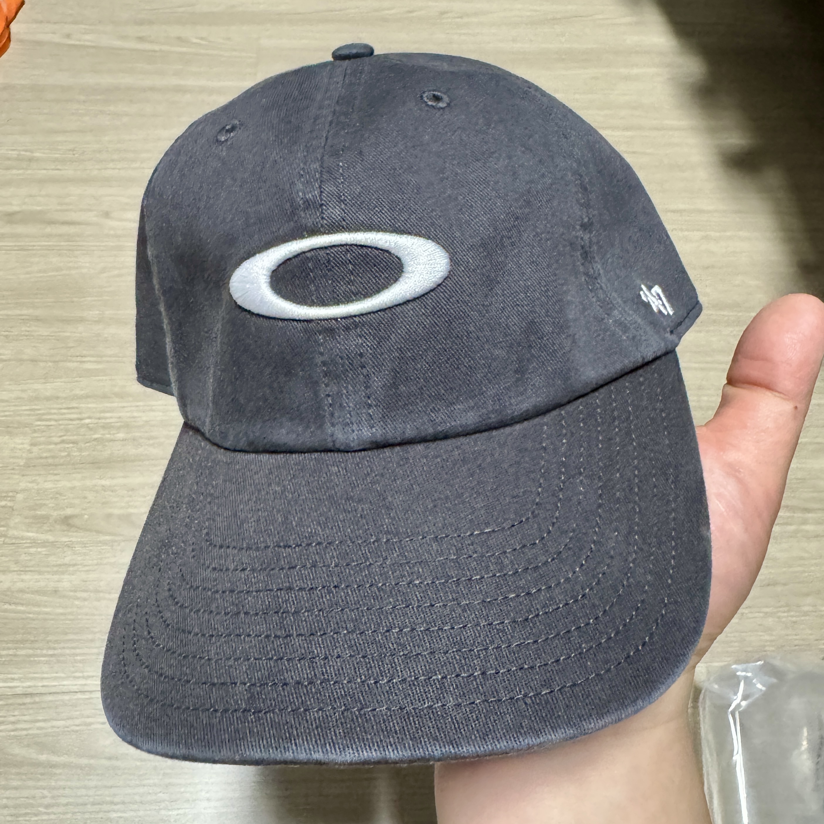 Oakley Remix Dad Hat Blackout 착용 스타일 - 1