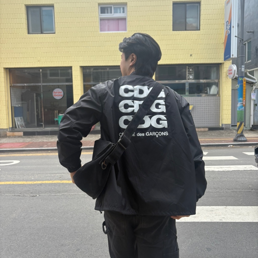 CDG Logo Coach Jacket Black, Suade Carpenter Denim Shorts Black 착용 스타일 - 2