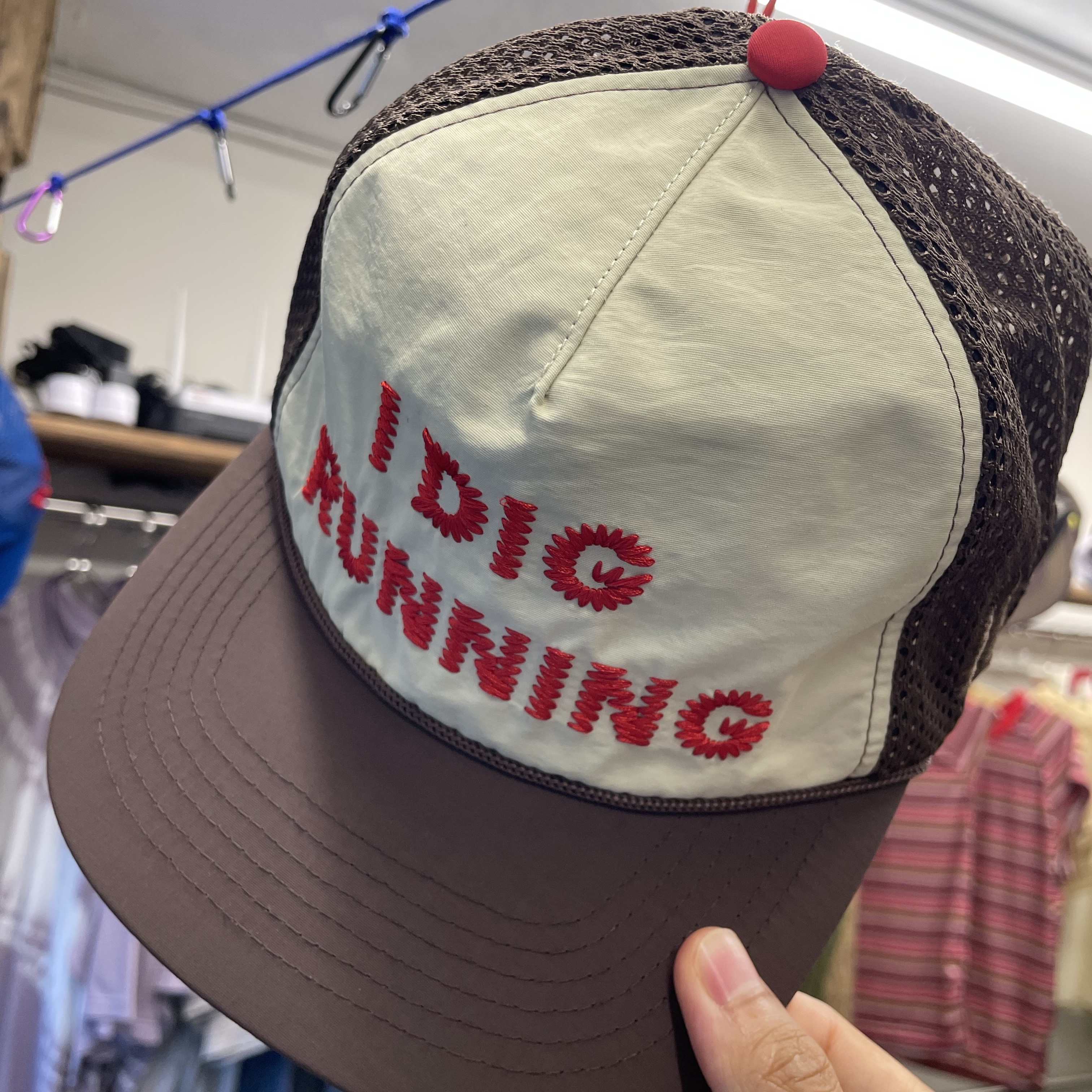 Alex Zono I Dig Running Trucker Hat OG Brown 착용 스타일