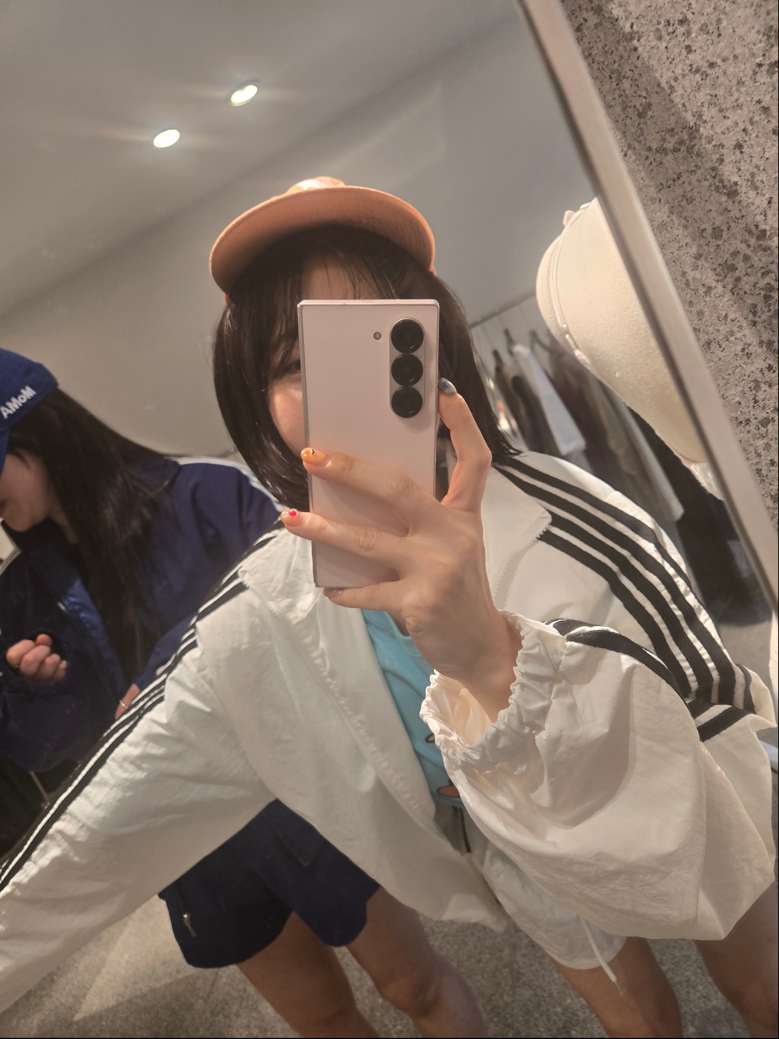 New Era x MoMA New York Yankees Cap Bright Royal 착용 스타일 - 7