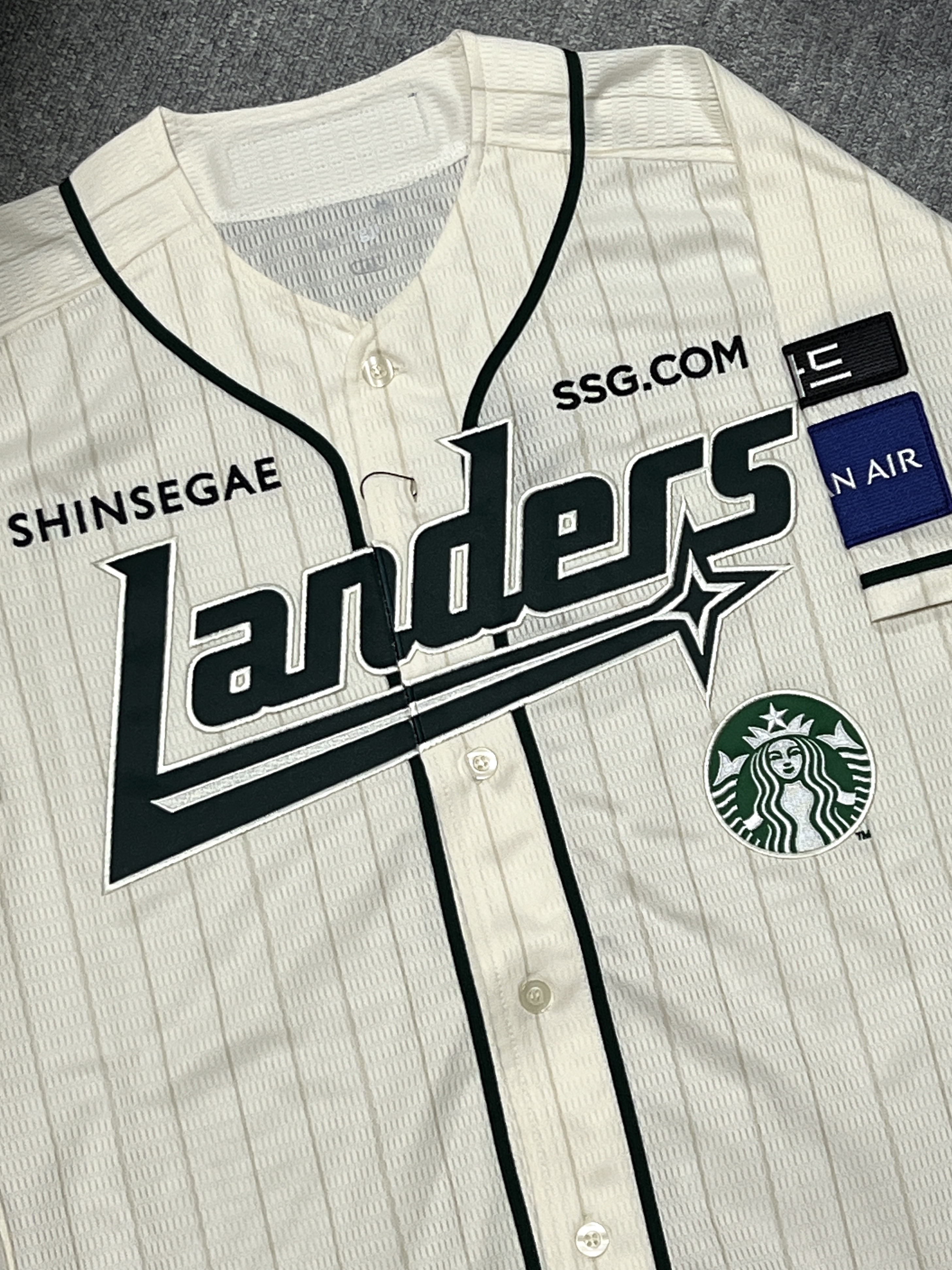 SSG Landers x Starbucks 25 Starbucks Day Uniform Ivory (Non Marking Ver.) 착용 스타일 - 1