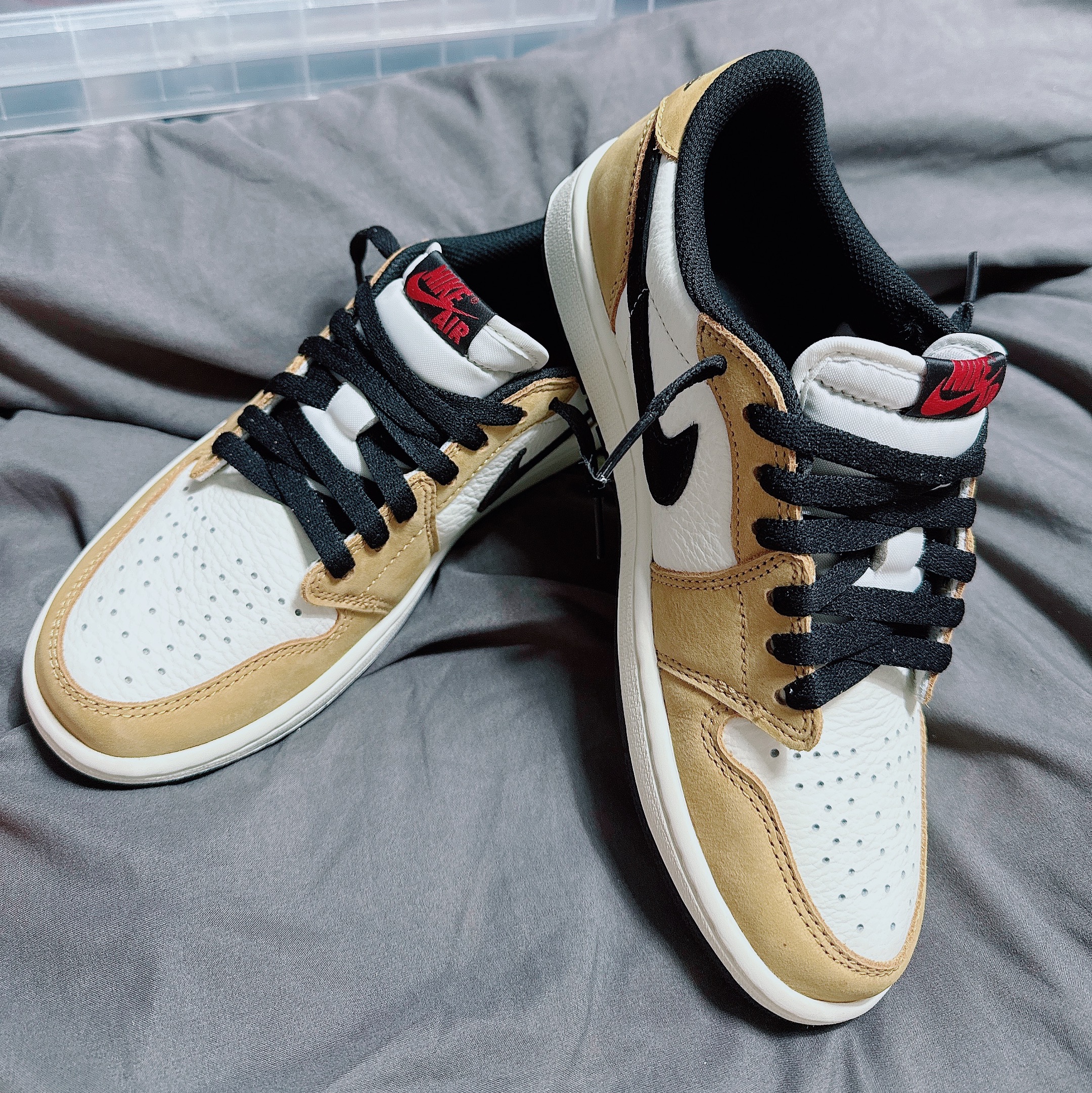 Jordan 1 Low OG Sail and Golden Harvest 착용 스타일 - 2
