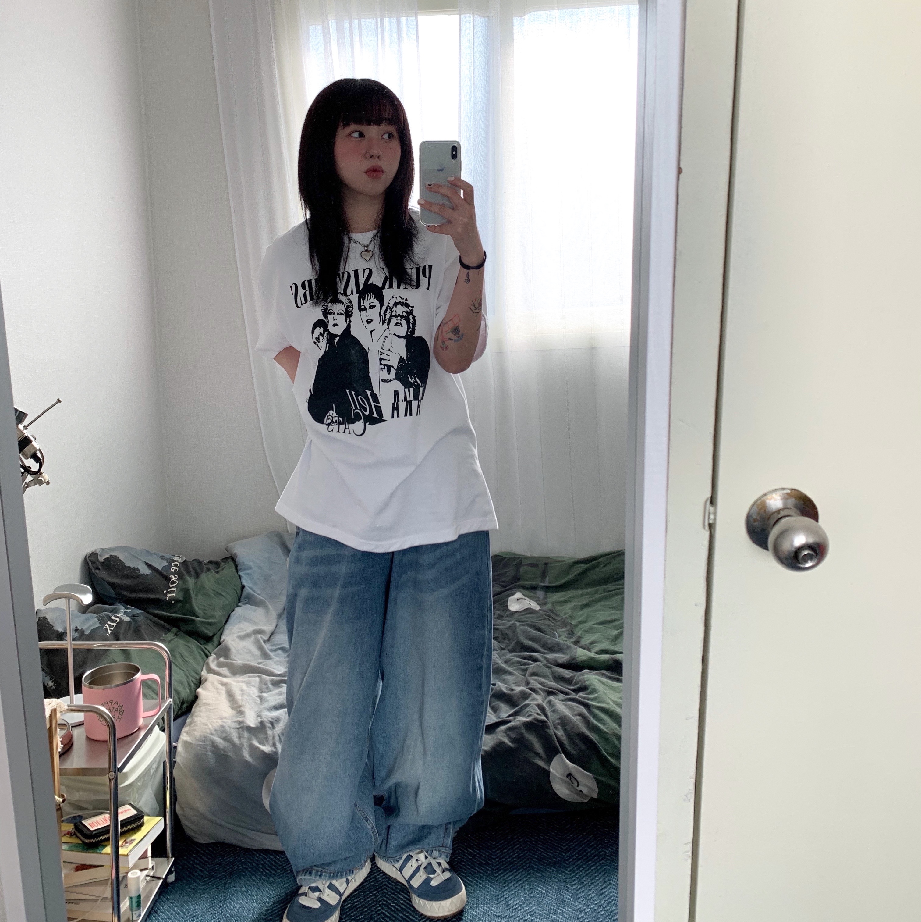 DEFYCLUBROBBERS Punk Sisters T-shirt White 착용 스타일 - 2