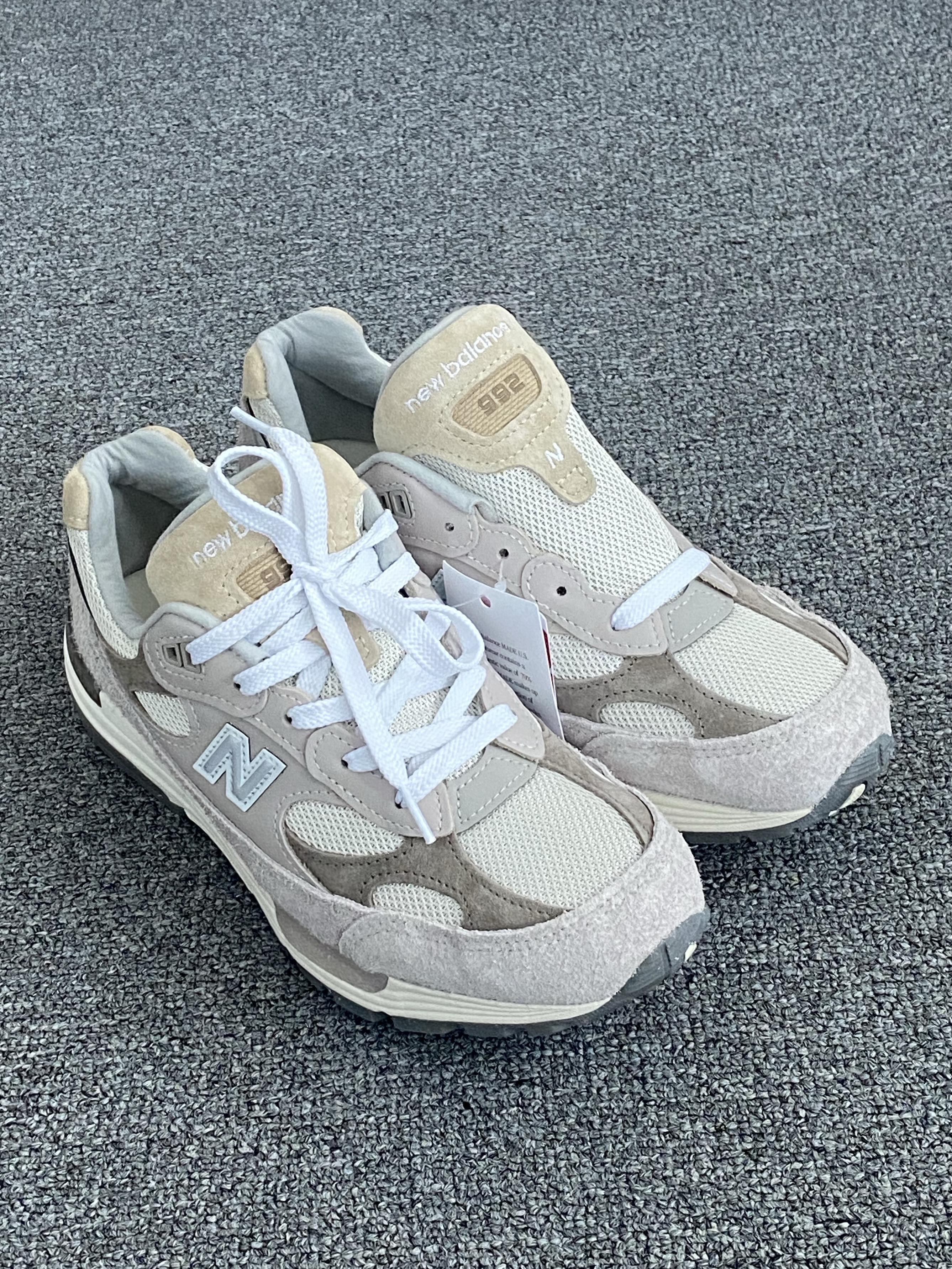 New Balance 992 Made in USA Moonrock Mushroom 착용 스타일