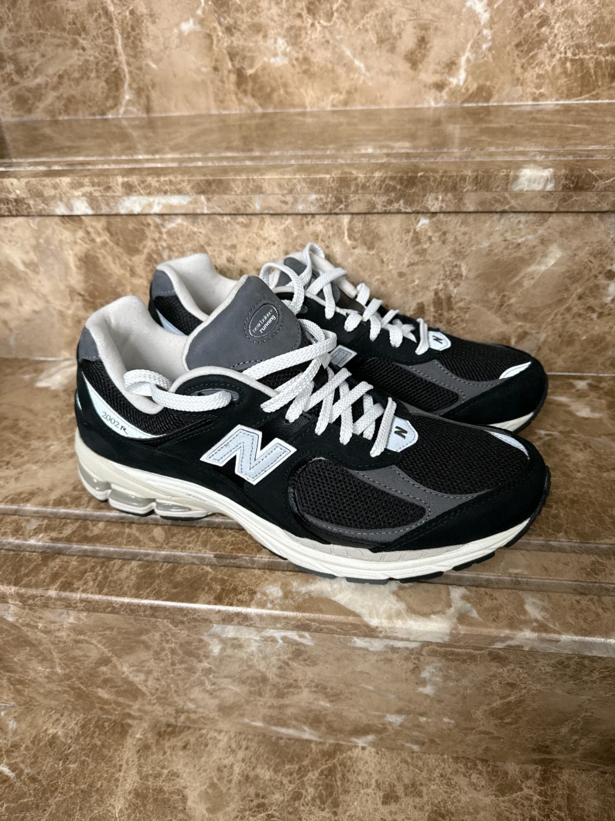 New Balance 2002R Premium Vintage Black 착용 스타일
