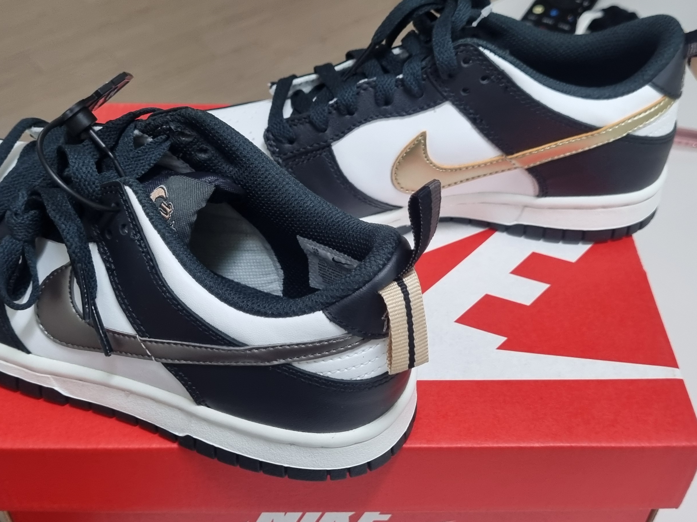 (GS) Nike Dunk Low SE Off Noir Summit White Metallic Pewter, (GS) Nike Dunk Low White Midnight Navy 착용 스타일 - 4