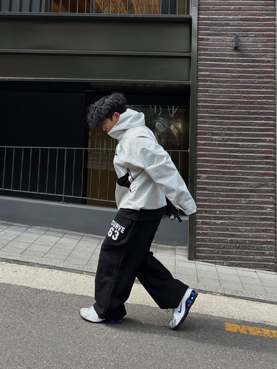 Nike Shox R4 White Racer Blue 착용 스타일 - 5