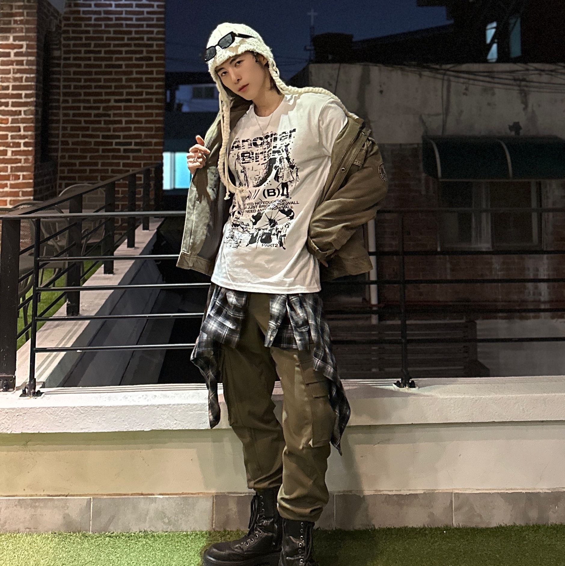 DEFYCLUBROBBERS Another Brick In The Wall T-Shirt White 착용 스타일 - 2