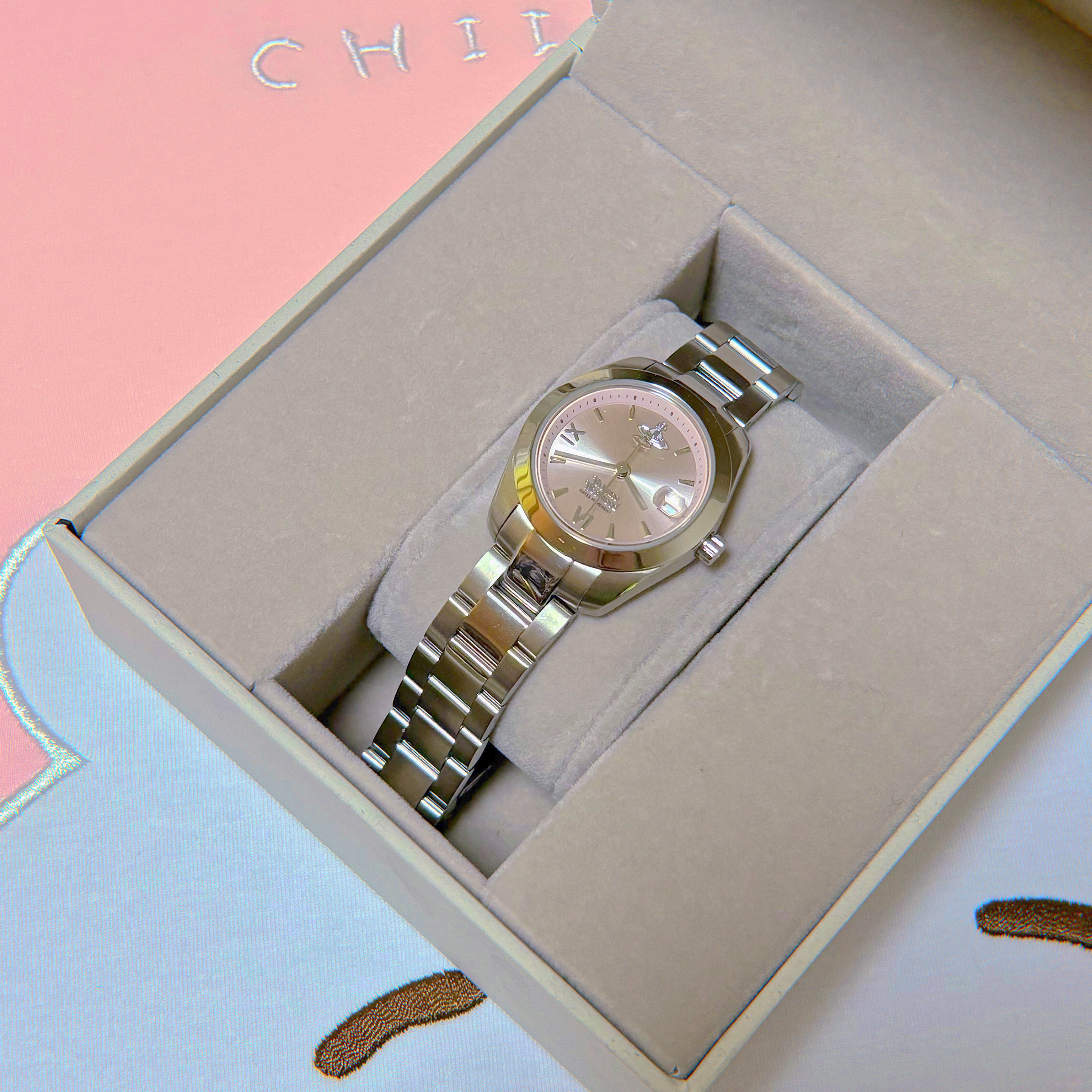 Vivienne Westwood Fenchurch Silver Pink 착용 스타일