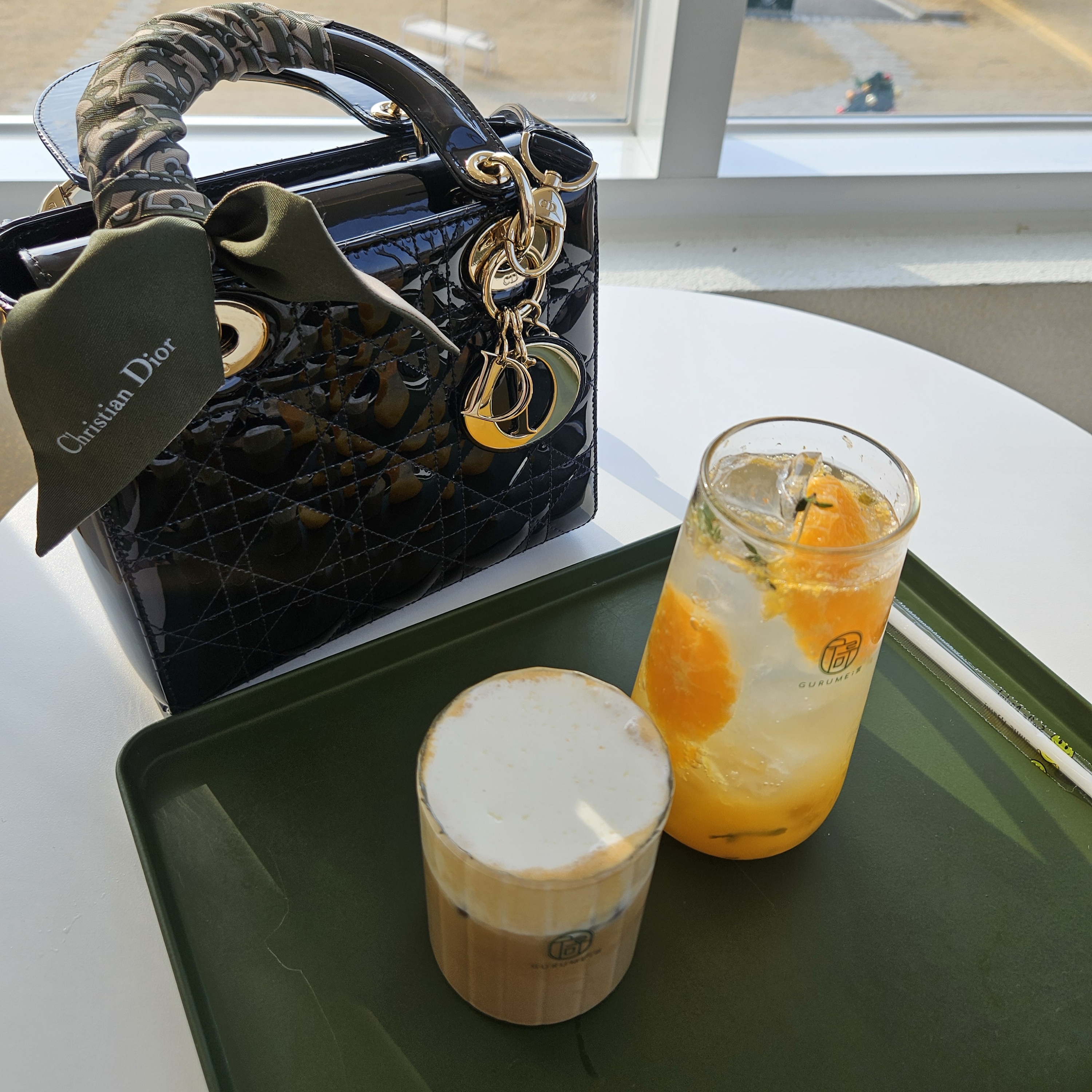 Dior Small Lady Bag Patent Cannage Calfskin Black Pale Gold 착용 스타일 - 1