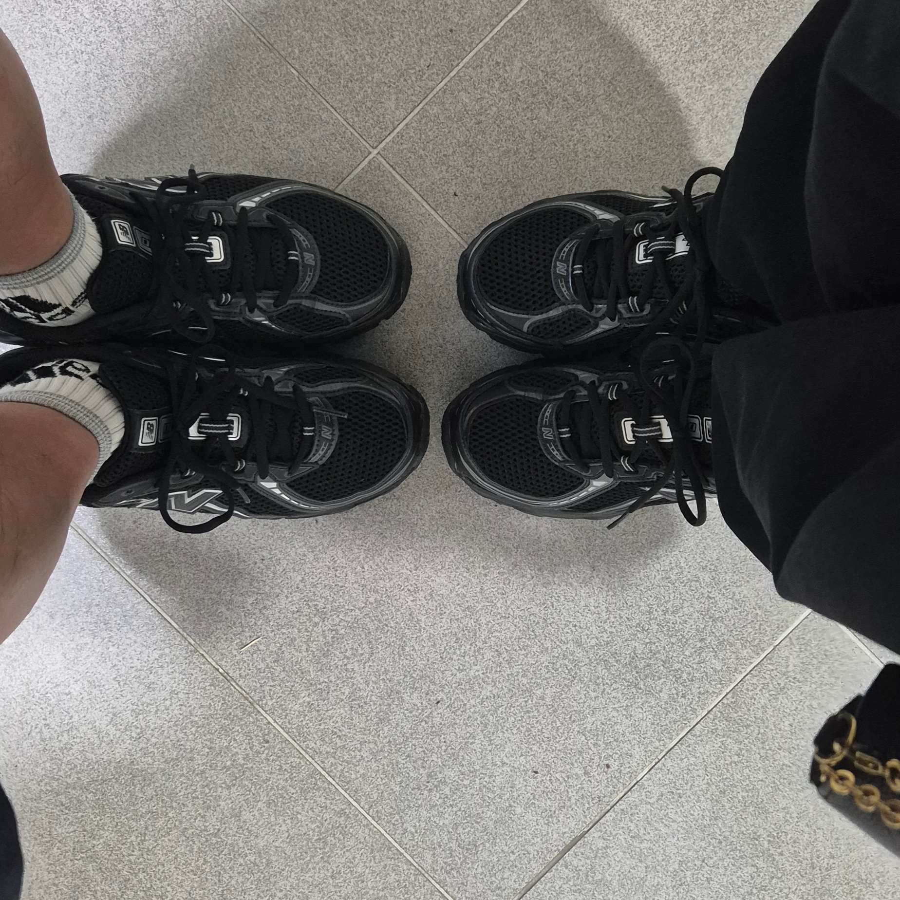 New Balance 740v2 Black Silver Metallic 착용 스타일