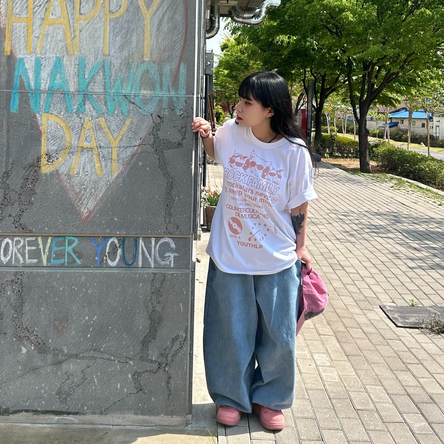 DEFYCLUBROBBERS Rock Family T-shirt Indi Pink 착용 스타일 - 2