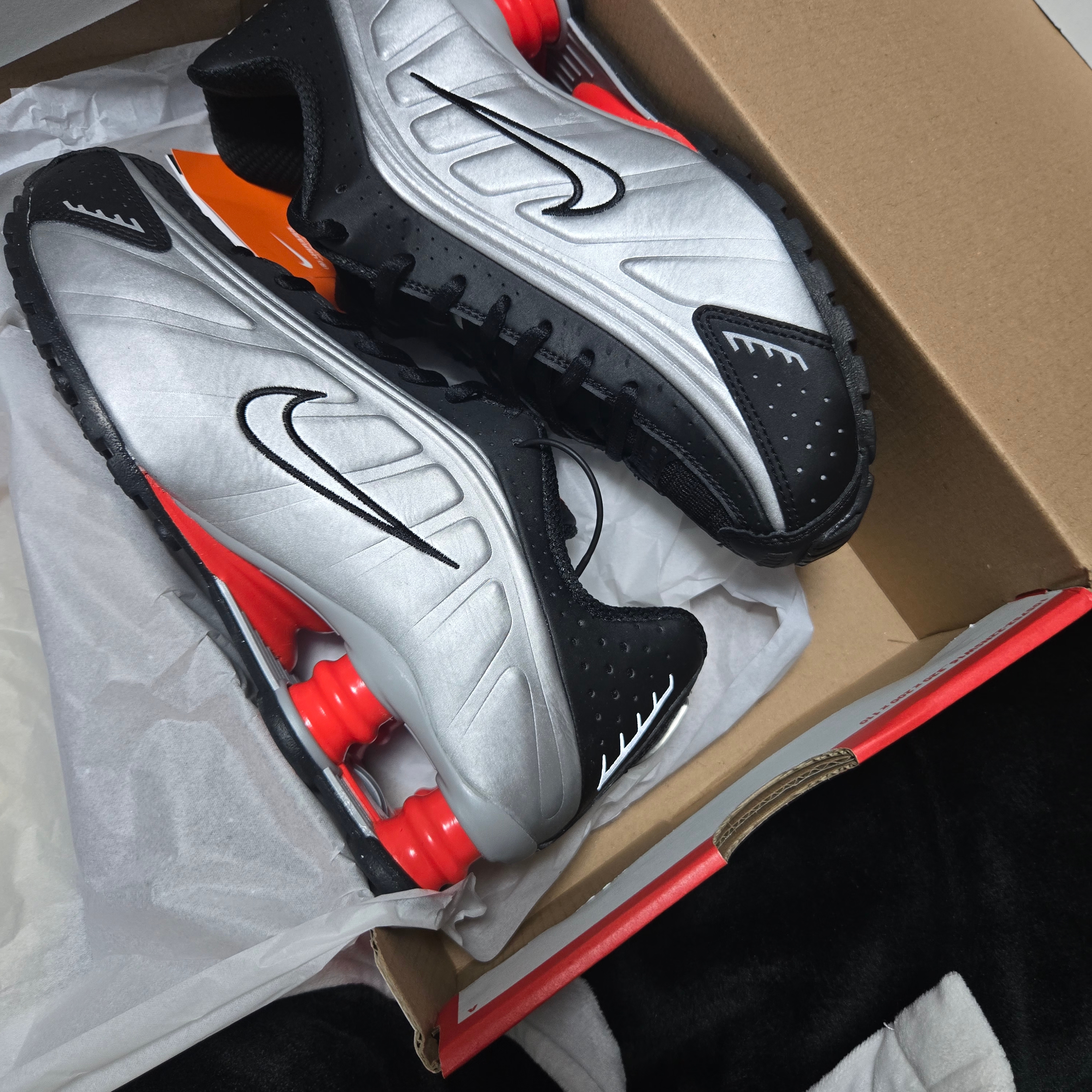 Nike Shox R4 Metallic Silver Red 착용 스타일