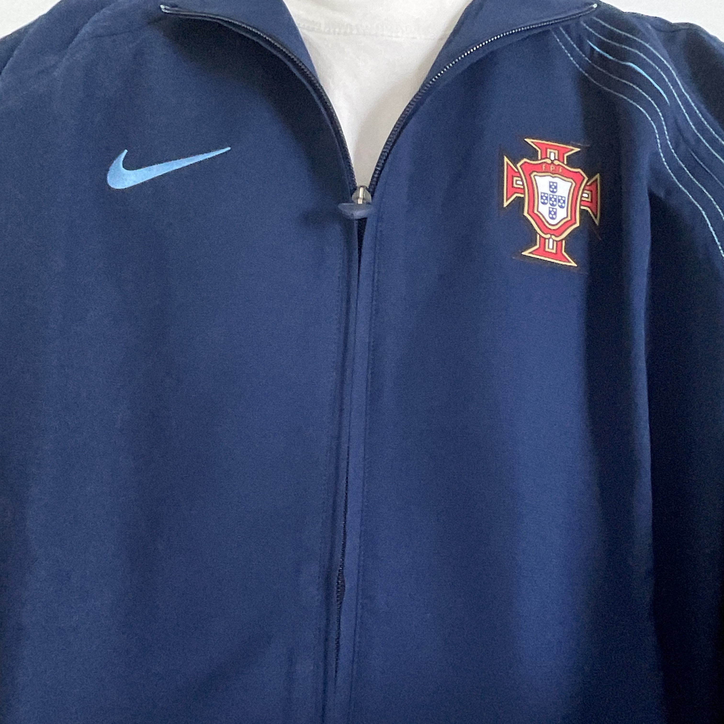 Nike Portugal 2004 Retro Soccer Replica Track Jacket Blue Void (HV4320-492) 착용 스타일 - 2