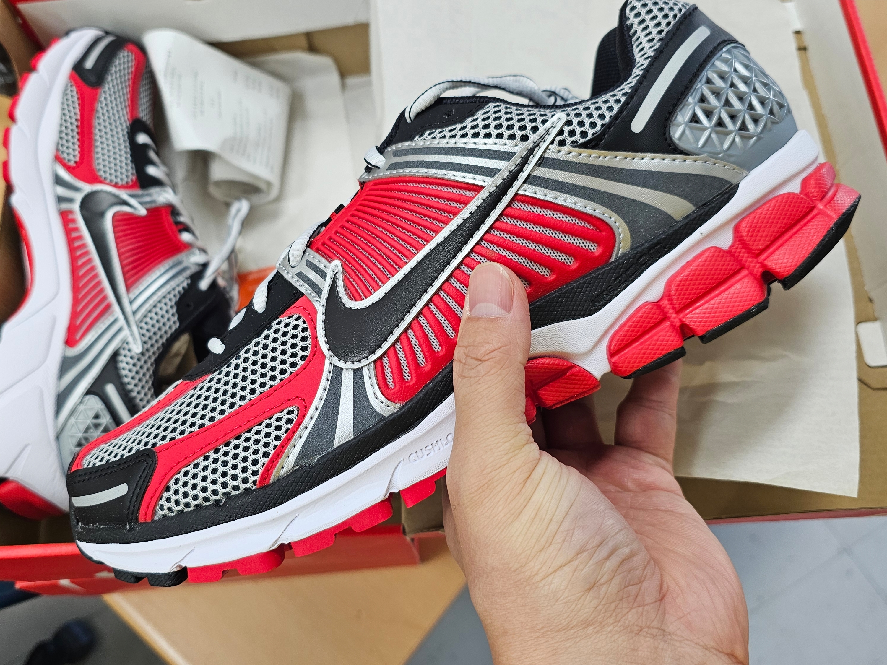 Nike Zoom Vomero 5 Metallic Silver University Red 착용 스타일