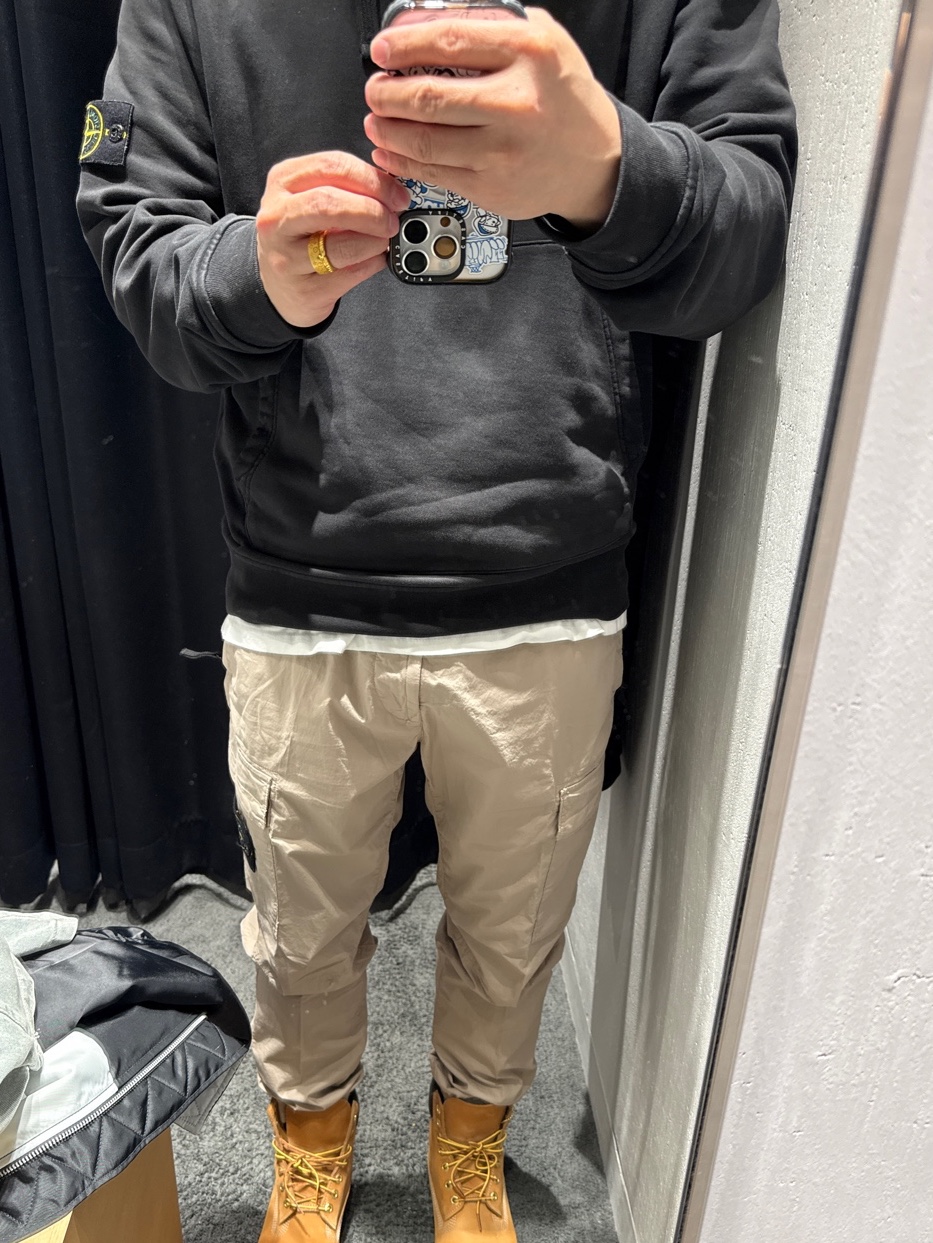 Stone Island 31303 Stretch Cotton Tela Paracadute Cargo Pants Sand - 24SS, Stone Island 6100029 Brushed Organic Cotton Fleece Regular Fit Hooded Sweatshirt with Pouch Pocket Black - 25FW 착용 스타일
