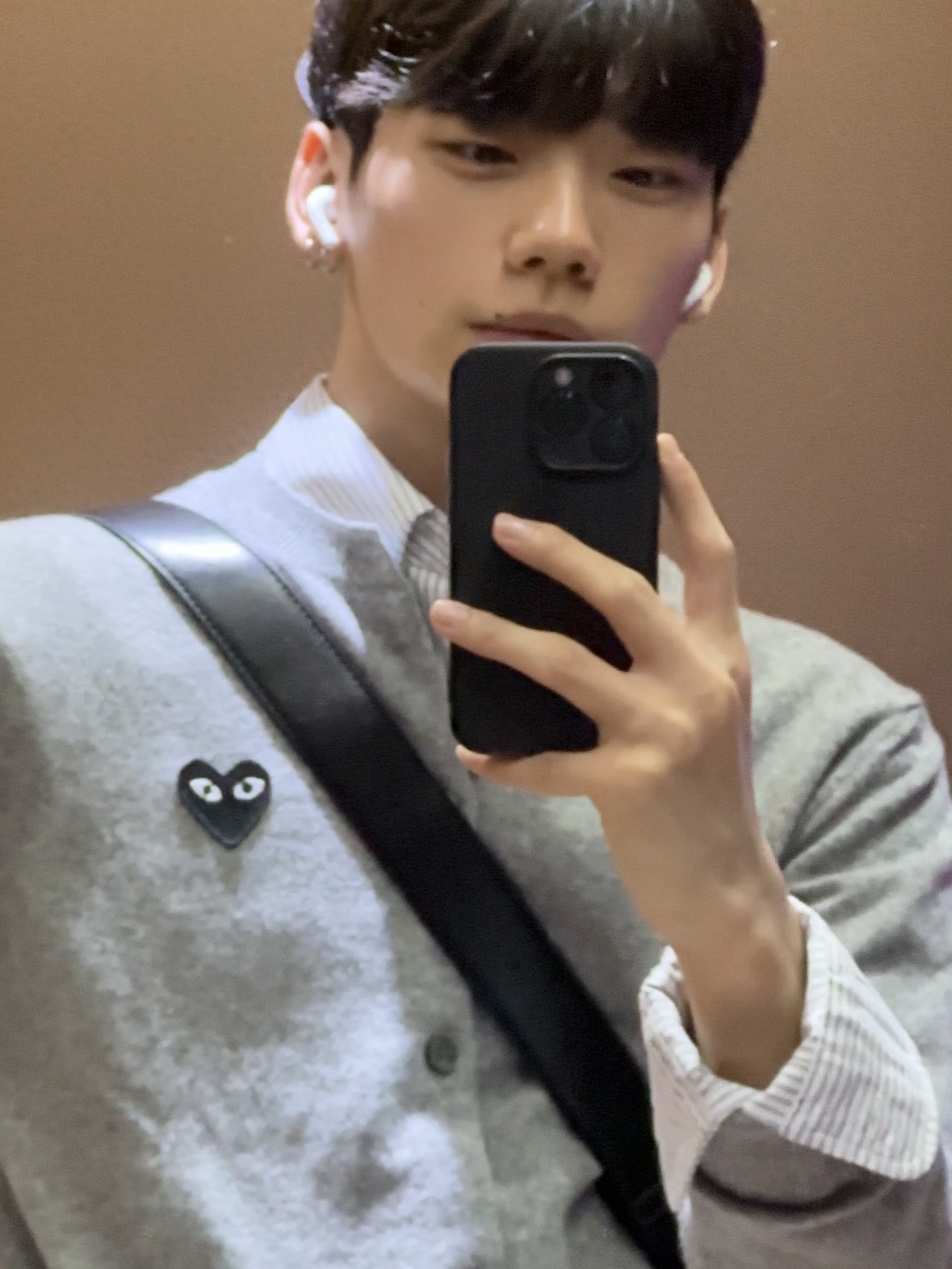 Play Comme des Garcons Black Heart Knit Cardigan Grey 착용 스타일
