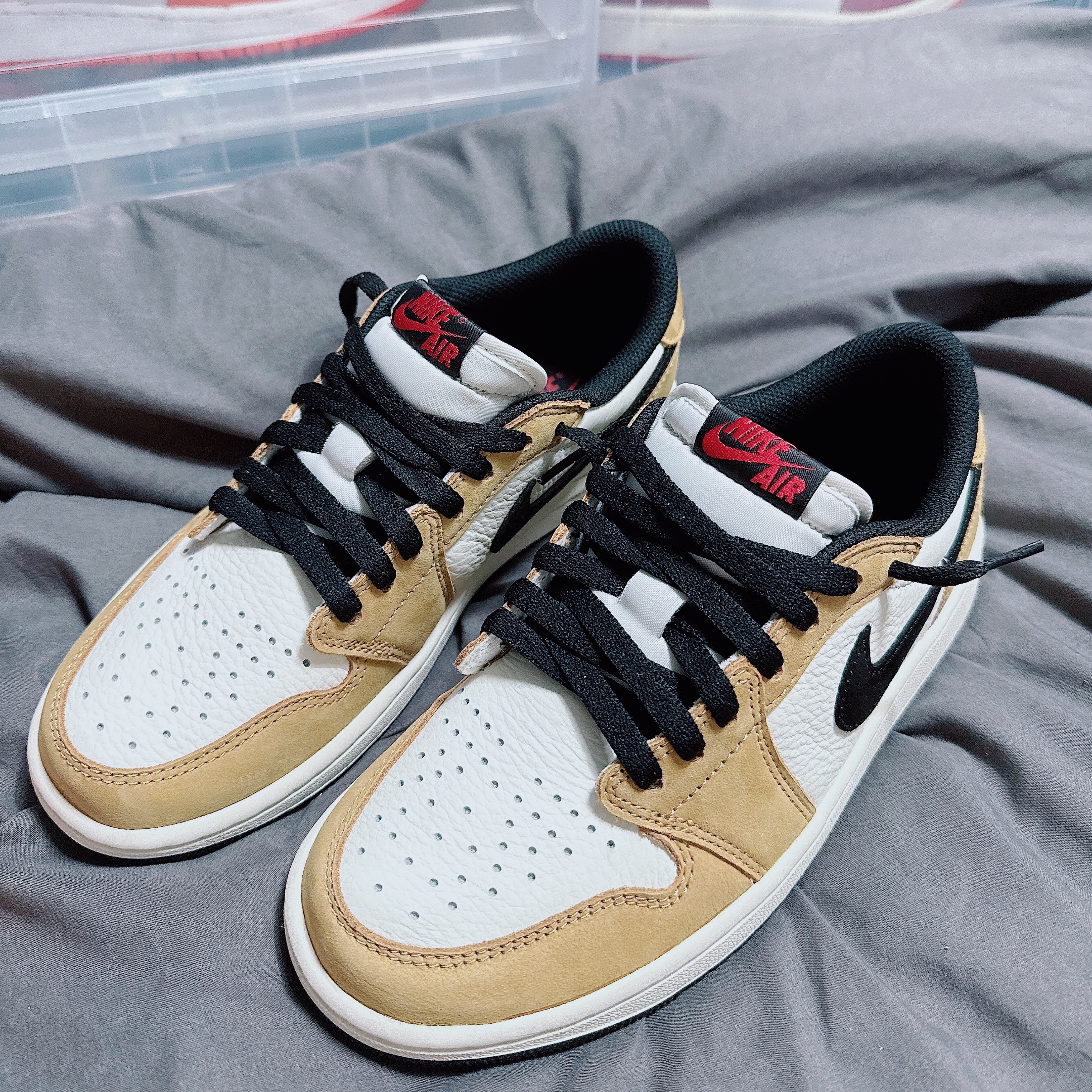 Jordan 1 Low OG Sail and Golden Harvest 착용 스타일 - 3