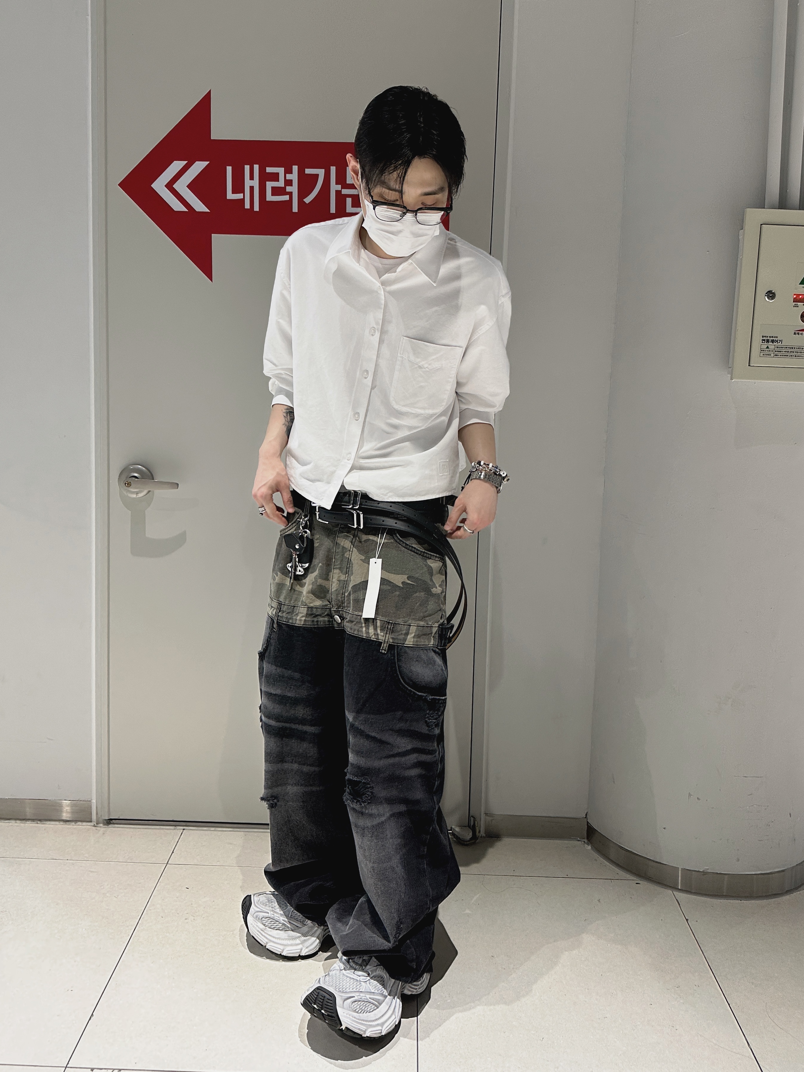 Balenciaga 10XL Sneakers White Grey Silver Black, Casio MTP-B145D-2A1V 착용 스타일 - 3